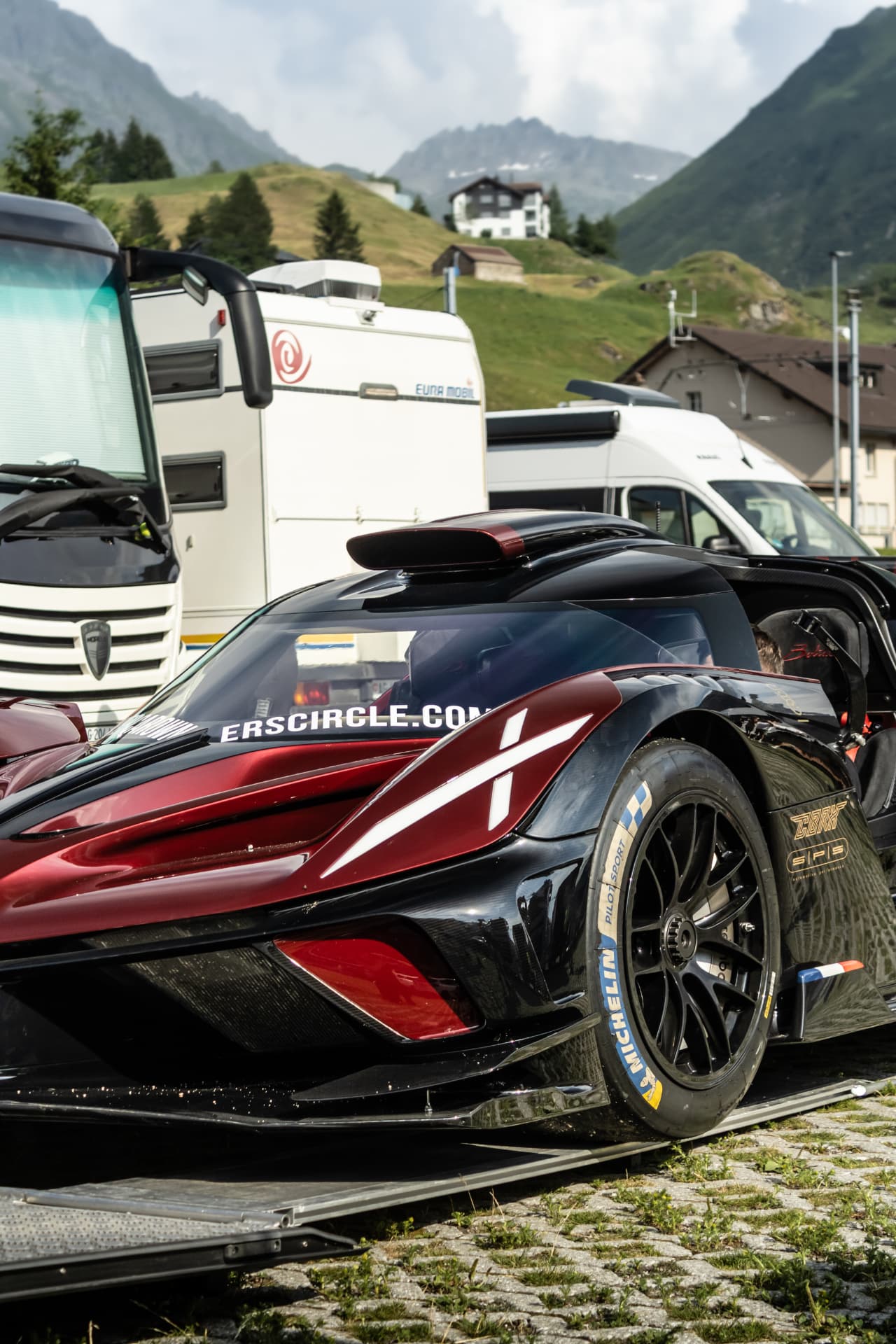 Avant rapproché de la Bugatti Bolide sur la rampe du camion