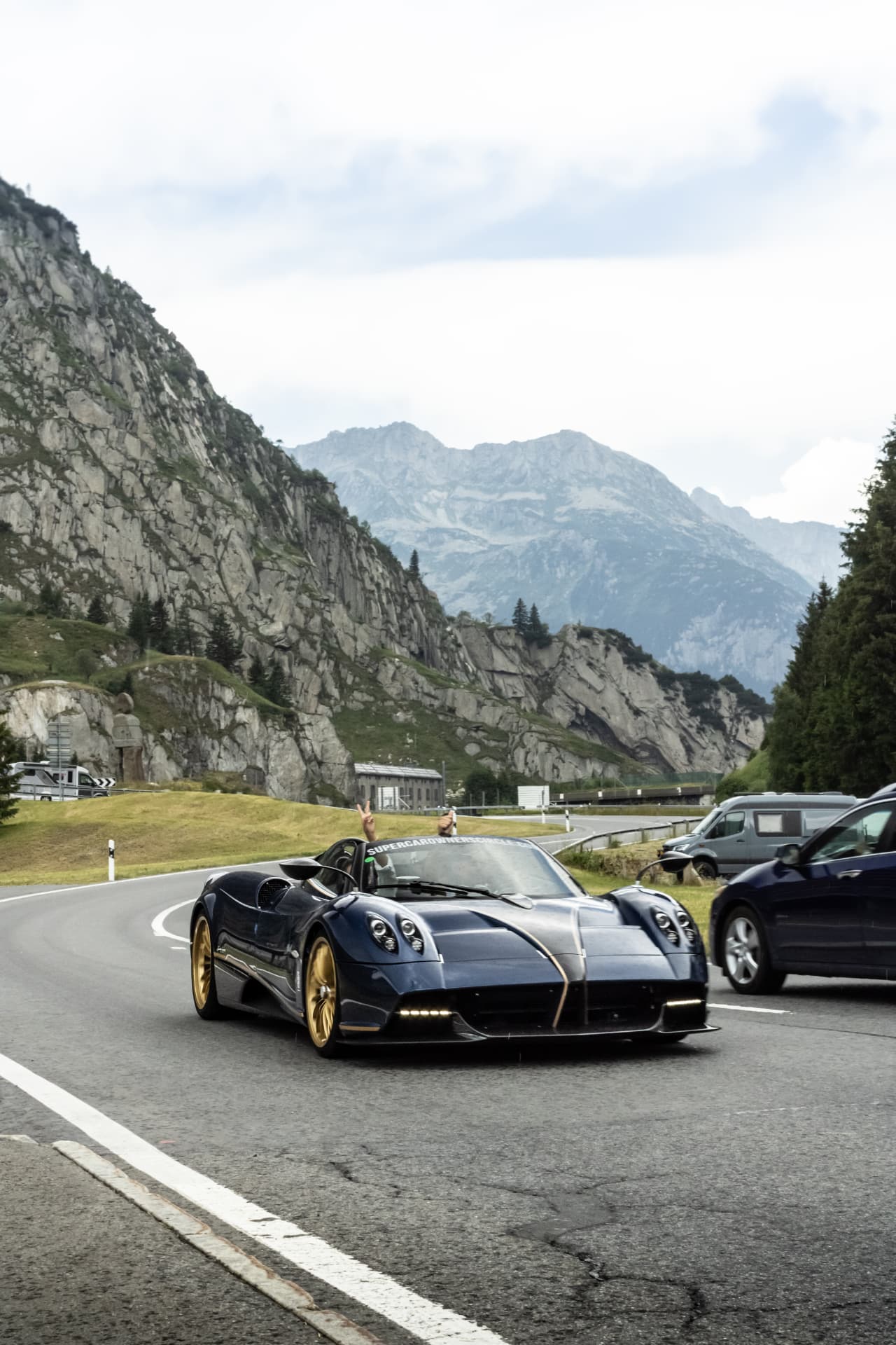 Pagani Huayra Roadster en mouvement en montagne