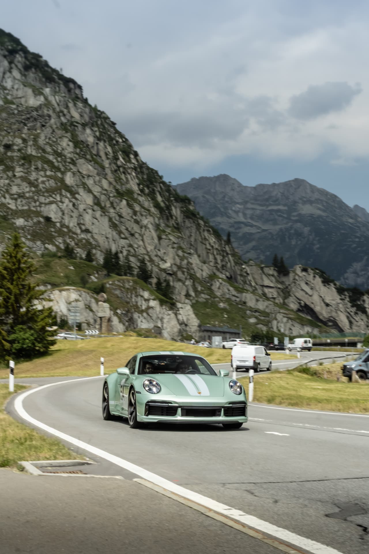 Porsche Sport Classic vert pâle sur route sinueuse