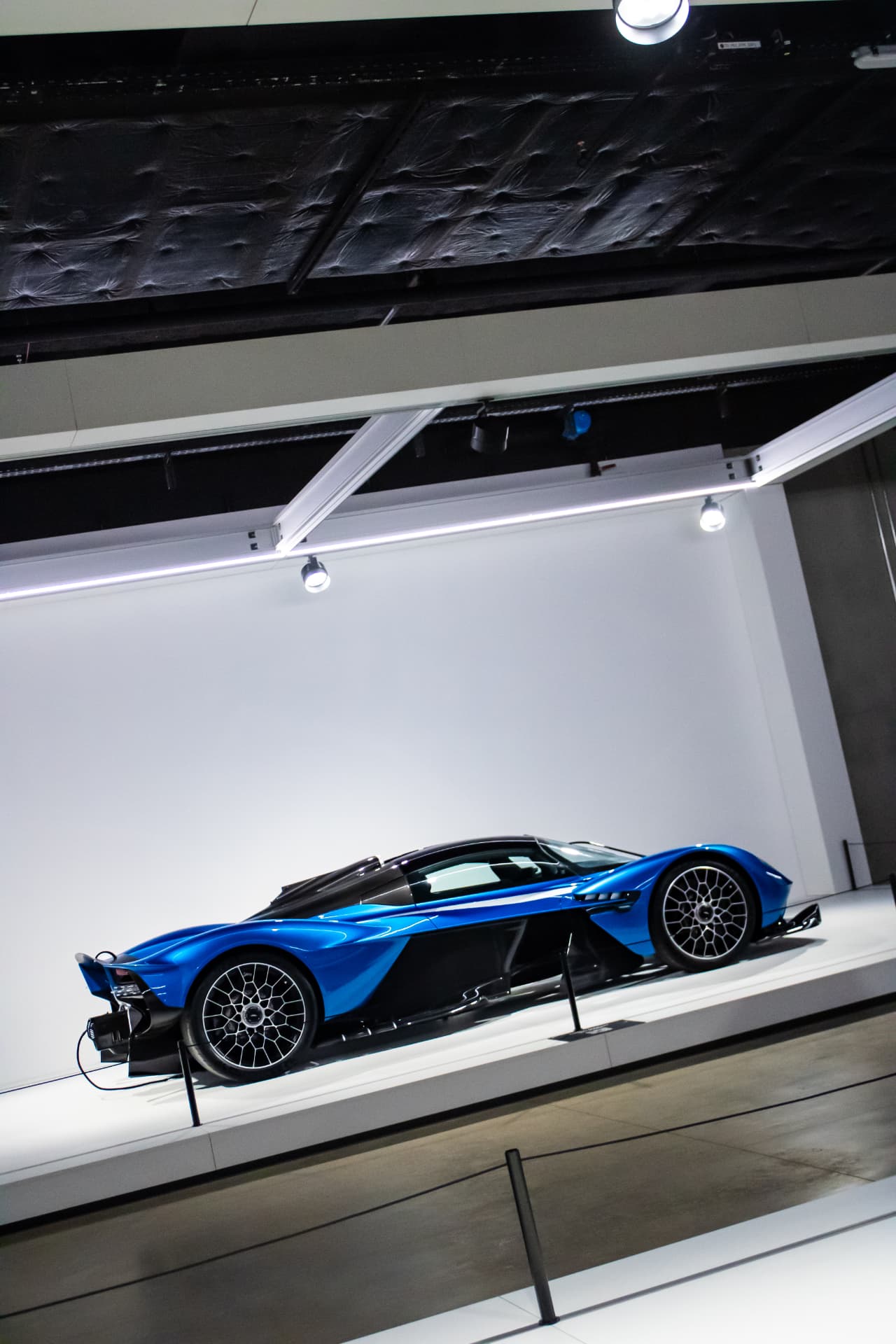 Aston Martin Valkyrie Spider bleue à GRID X