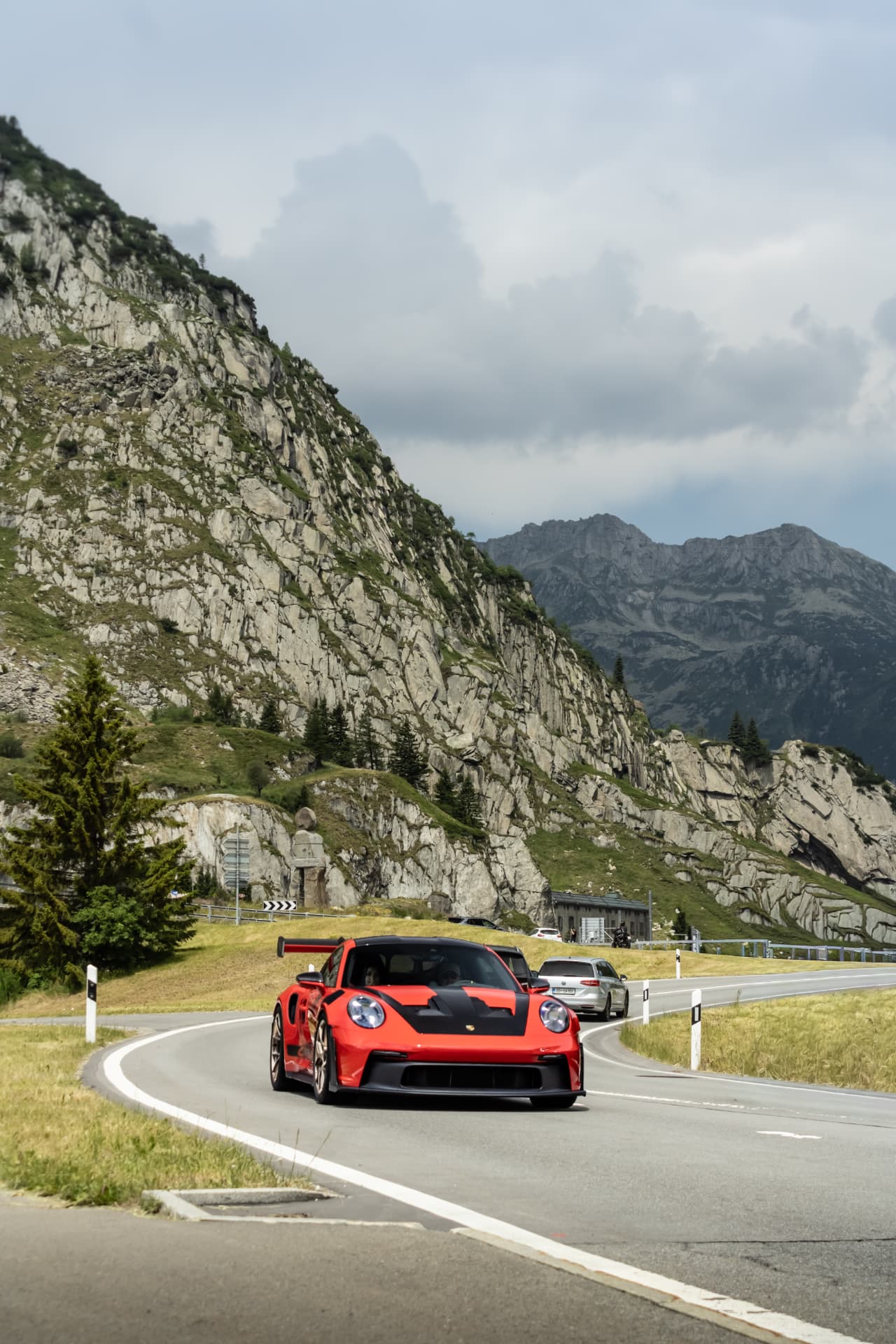 Porsche 992 GT3 RS sur route de montagne