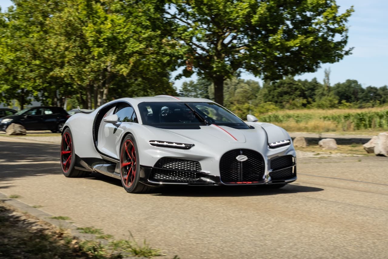 Bugatti Tourbillon grise en trois-quarts avant sur la route à Molsheim