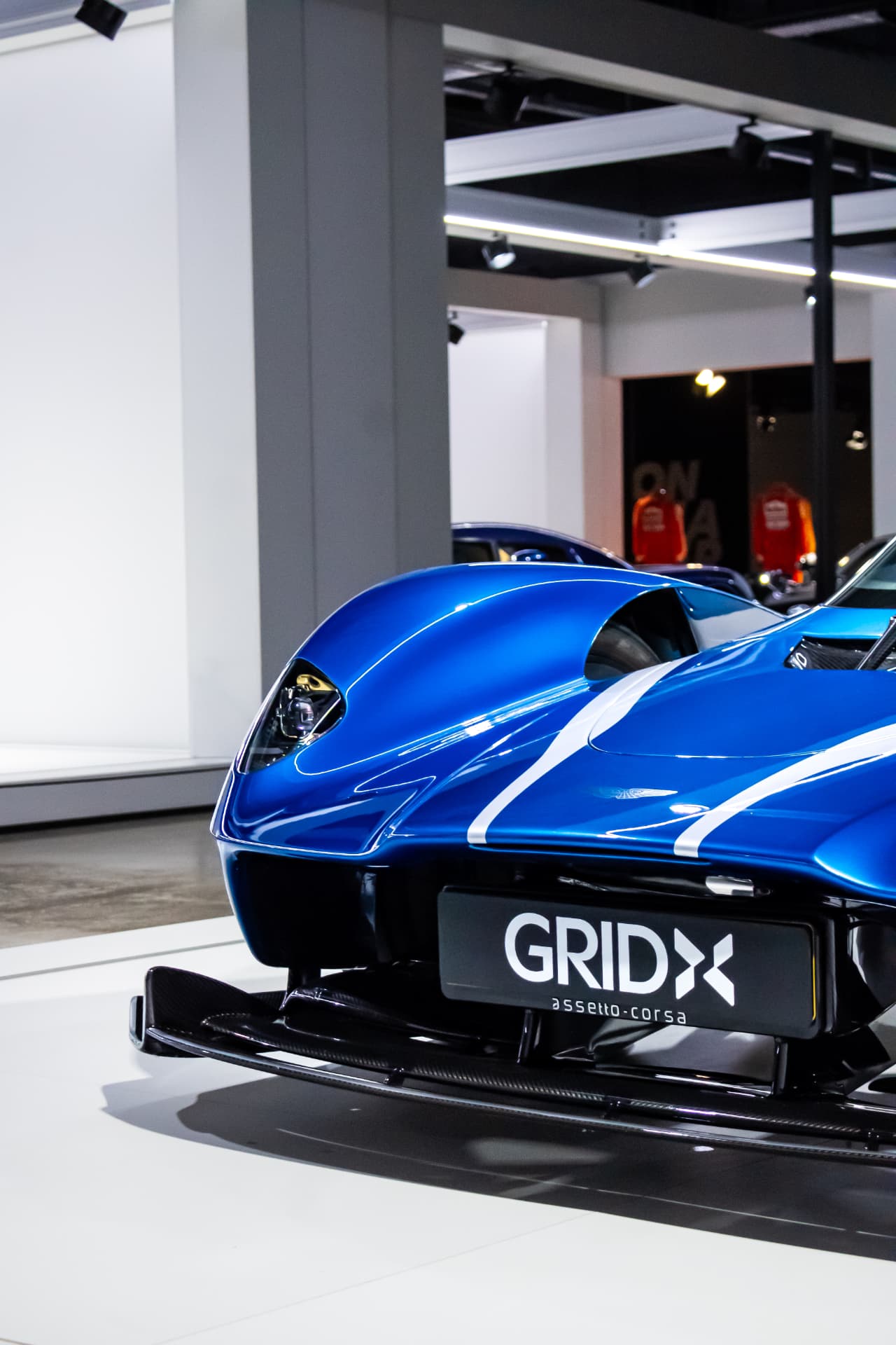 Aston Martin Valkyrie Spider bleue à GRID X