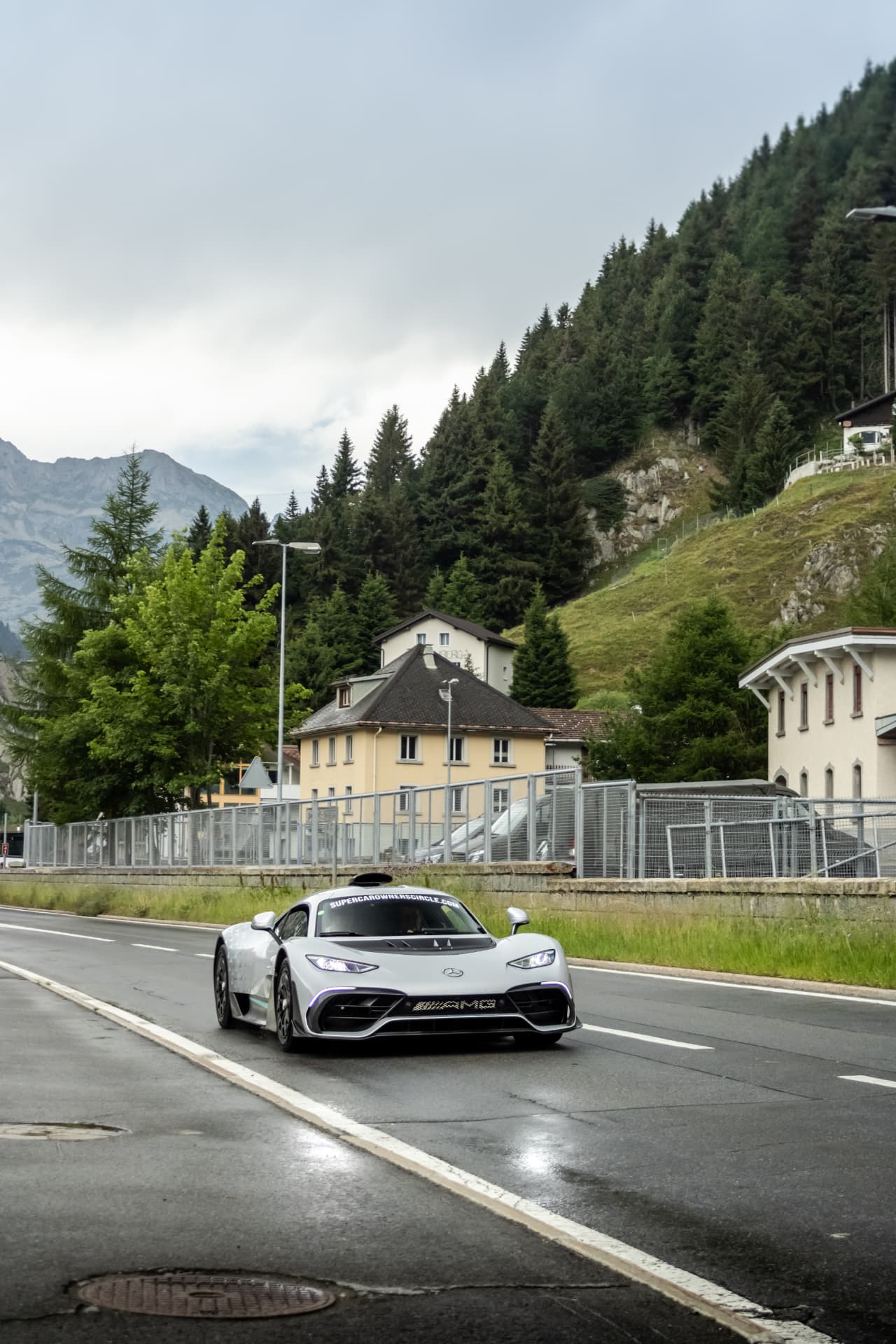 Mercedes-AMG One de face sur route alpine