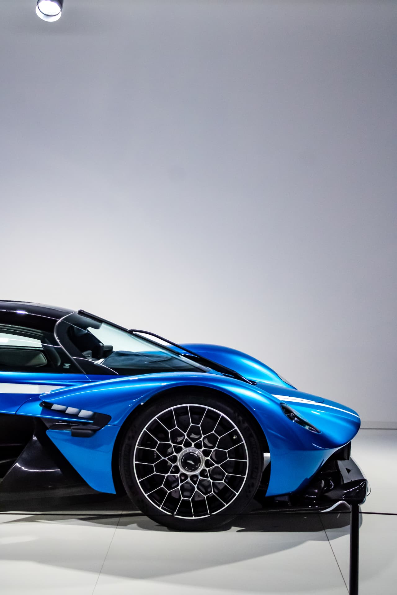 Aston Martin Valkyrie Spider bleue à GRID X