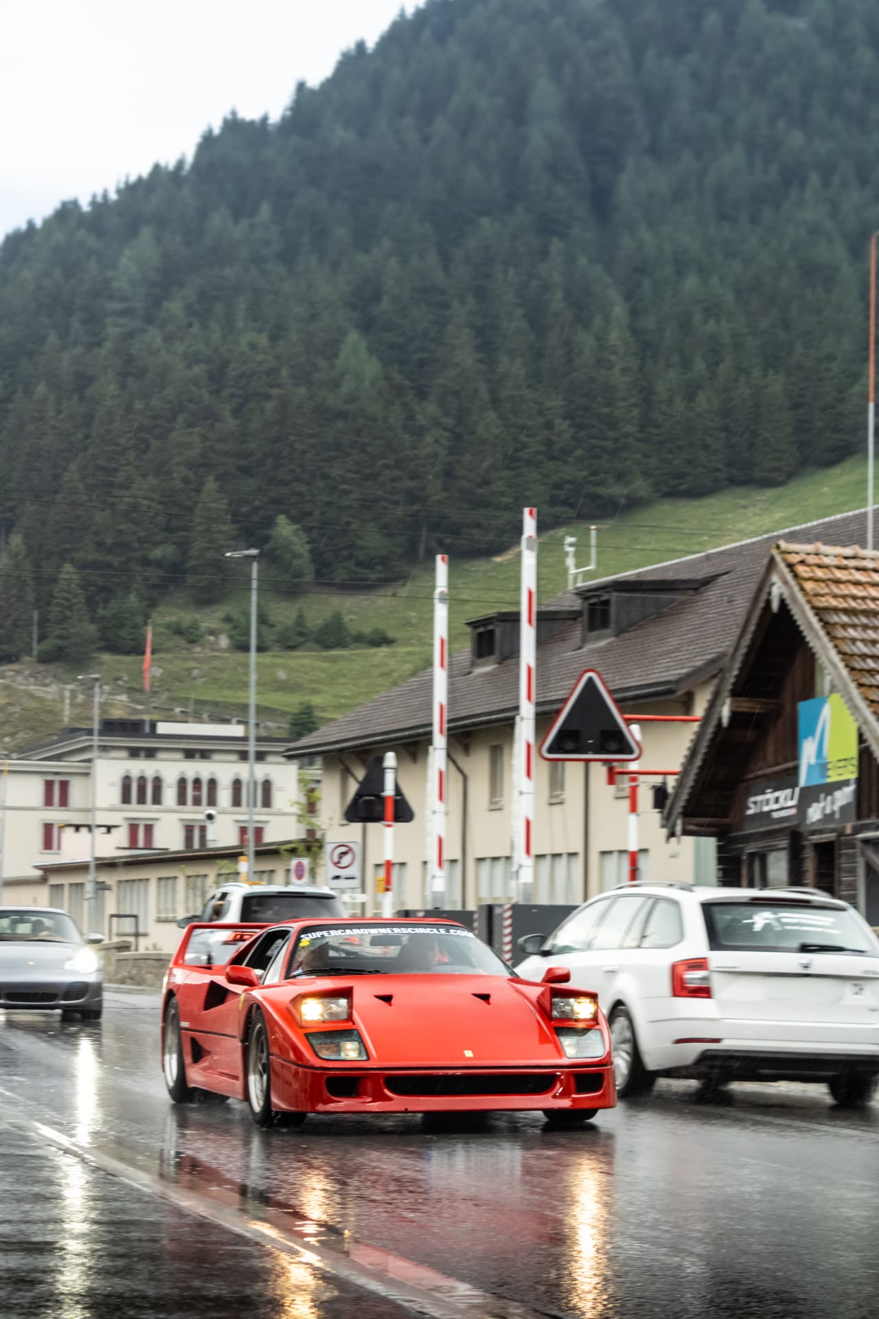 Ferrari F40 rouge de face sous la pluie