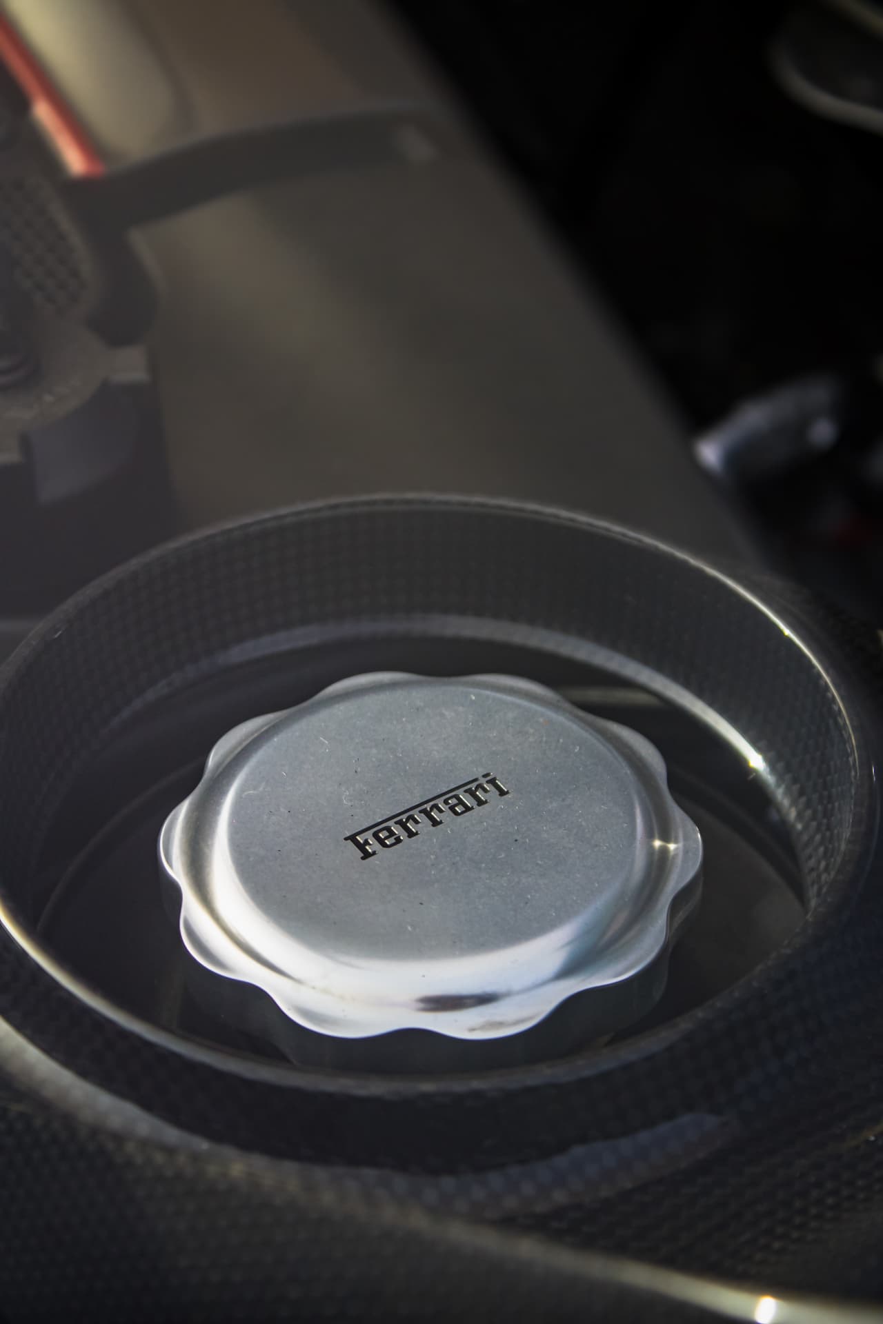 Bouchon Ferrari dans le compartiment moteur