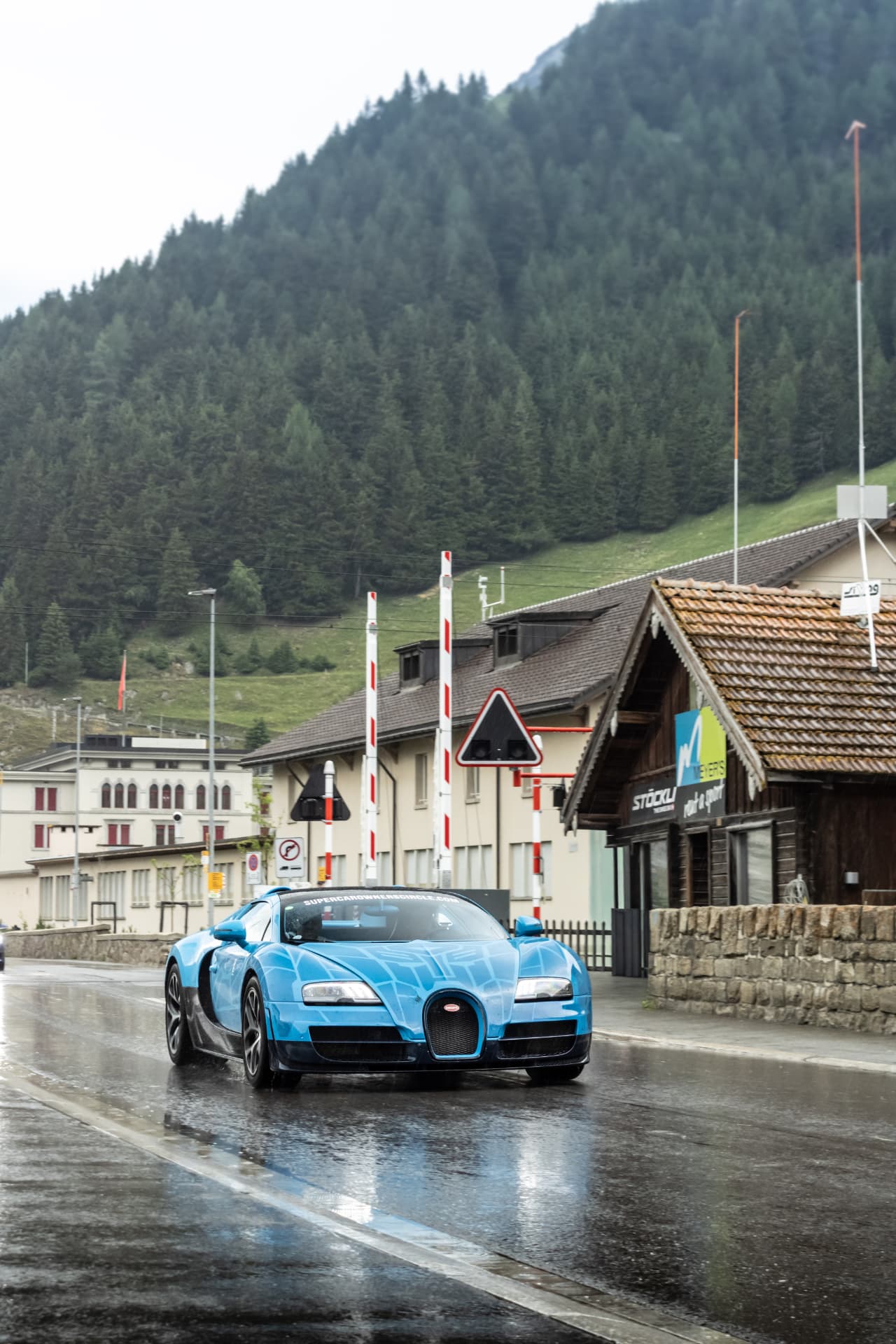 Bugatti Veyron Grand Sport Vitesse bleue sous la pluie