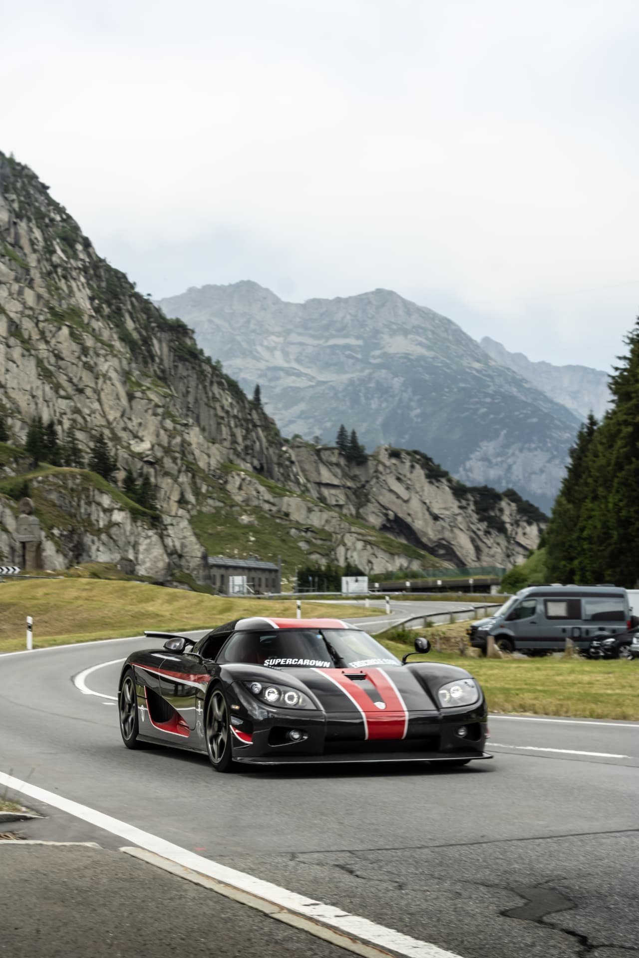 Koenigsegg CCXR sur route sinueuse