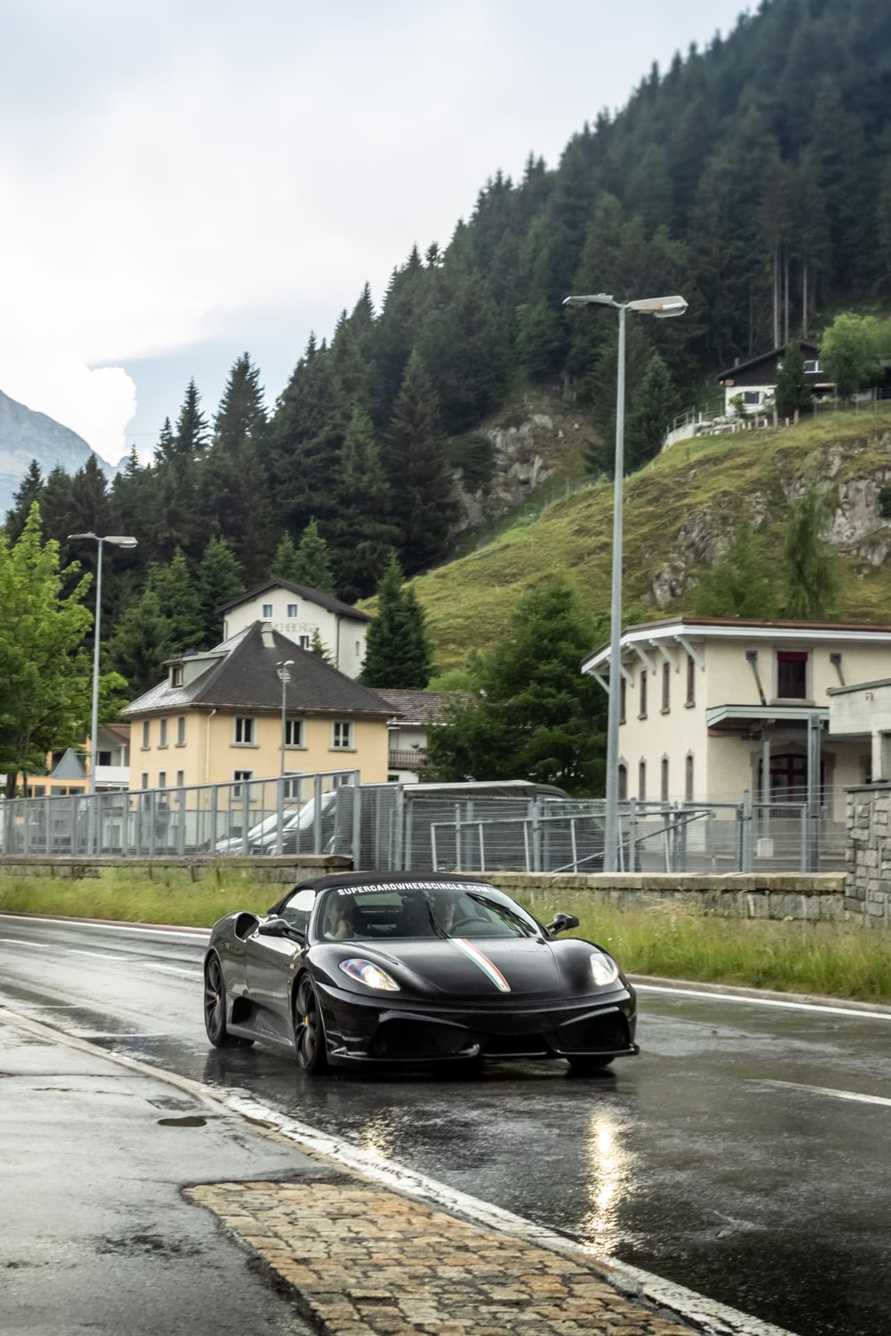 Ferrari Scuderia Spider 16M noire sous la pluie