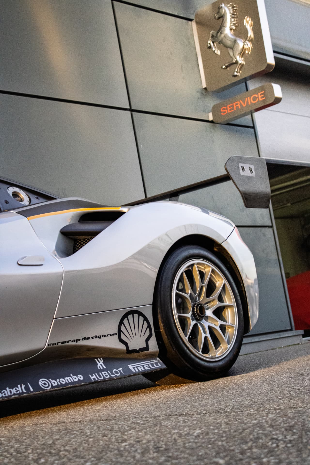 Flanc arrière sous l'enseigne Ferrari