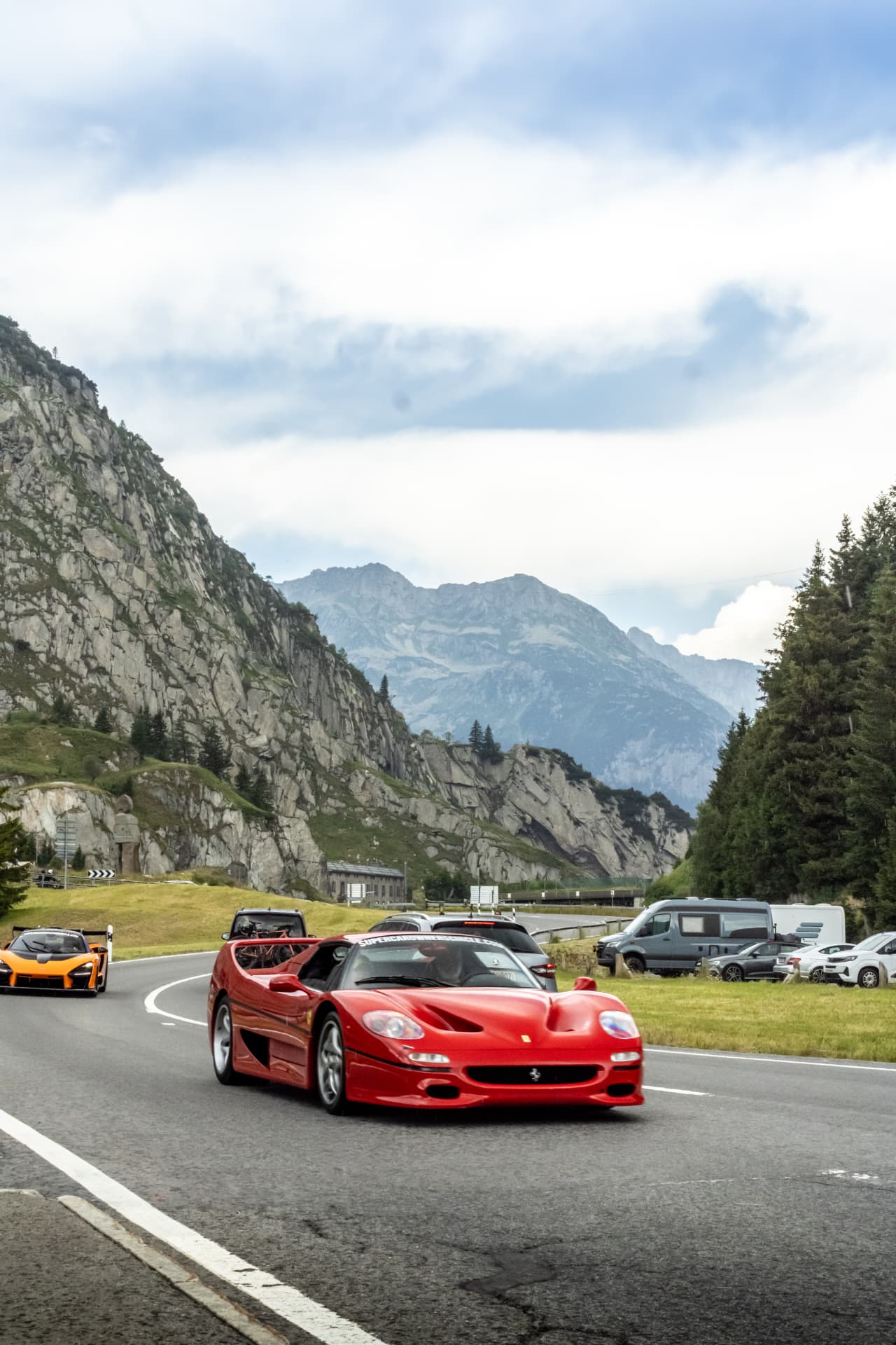 Ferrari F50 rouge sur route de montagne