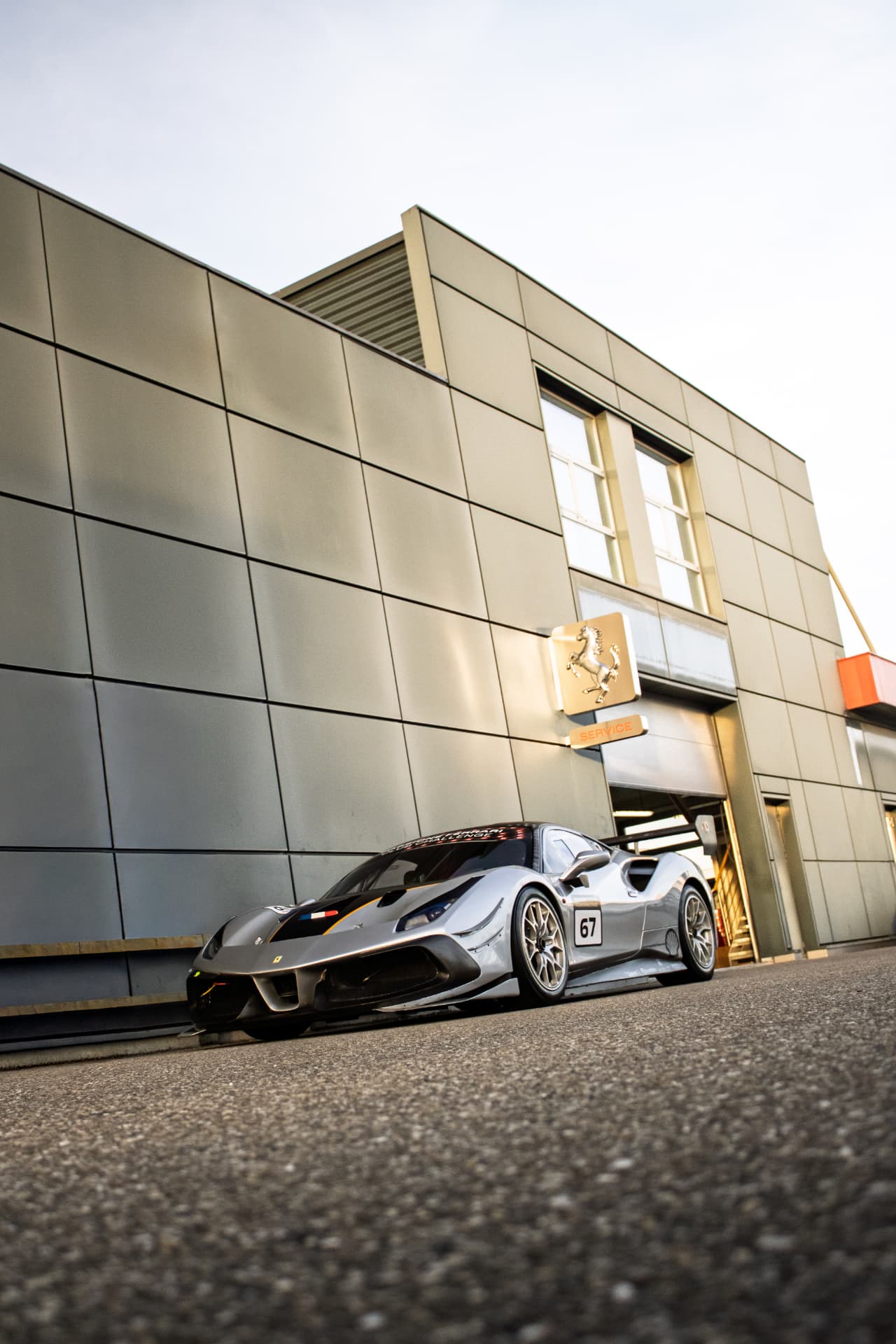 Contre-plongée devant le bâtiment Ferrari