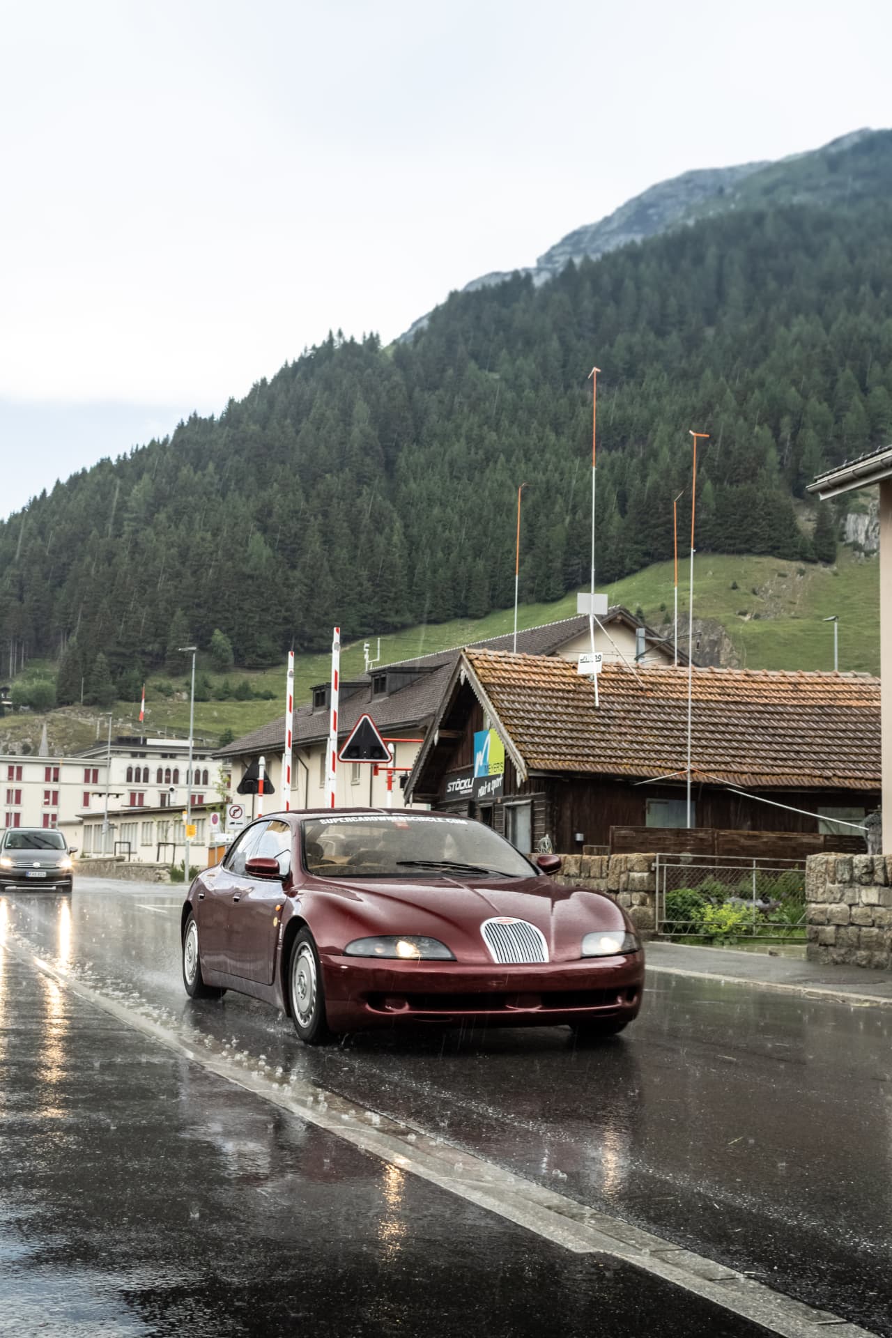 Bugatti EB112 bordeaux sous la pluie