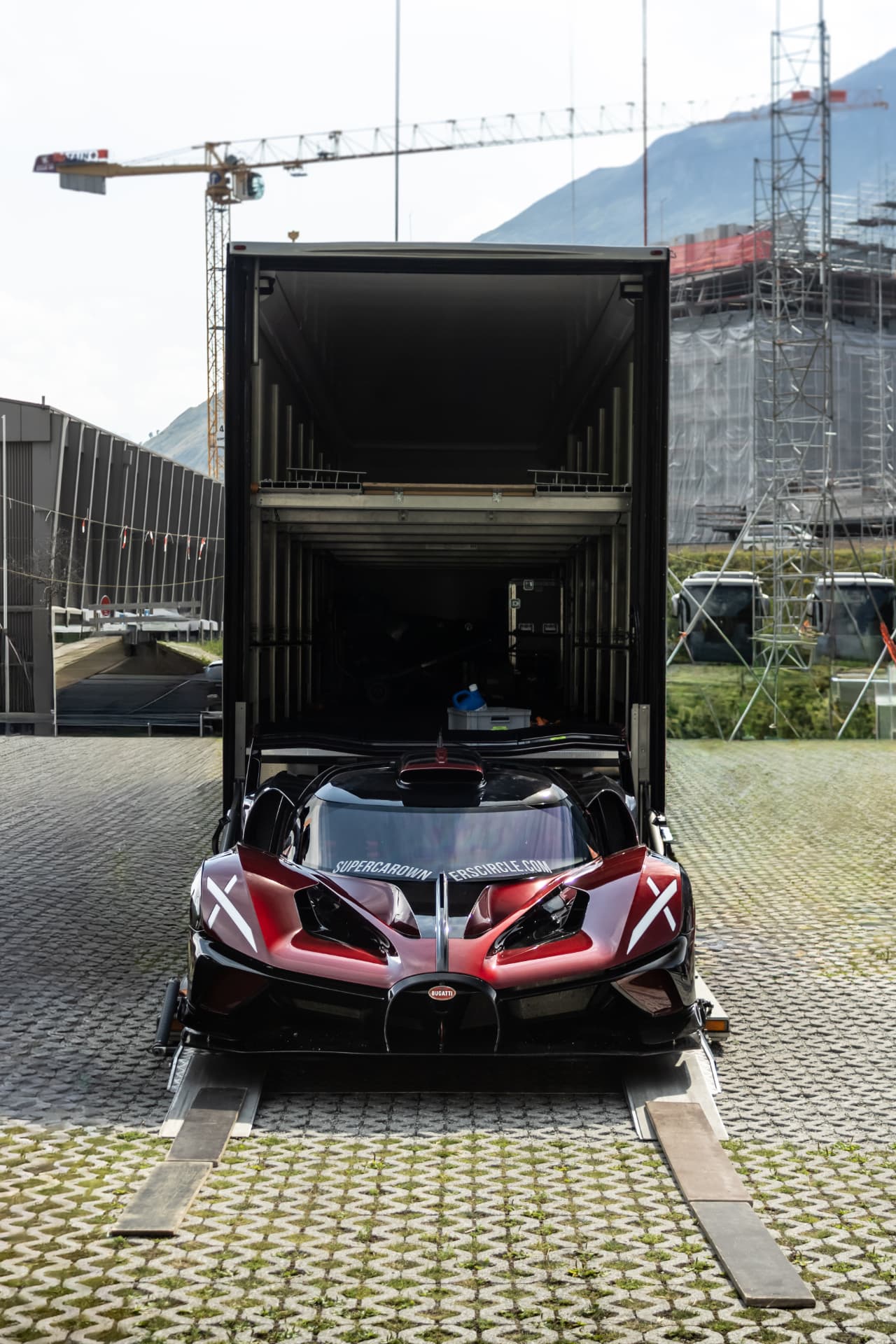 Bugatti Bolide de face, sortie du camion de transport