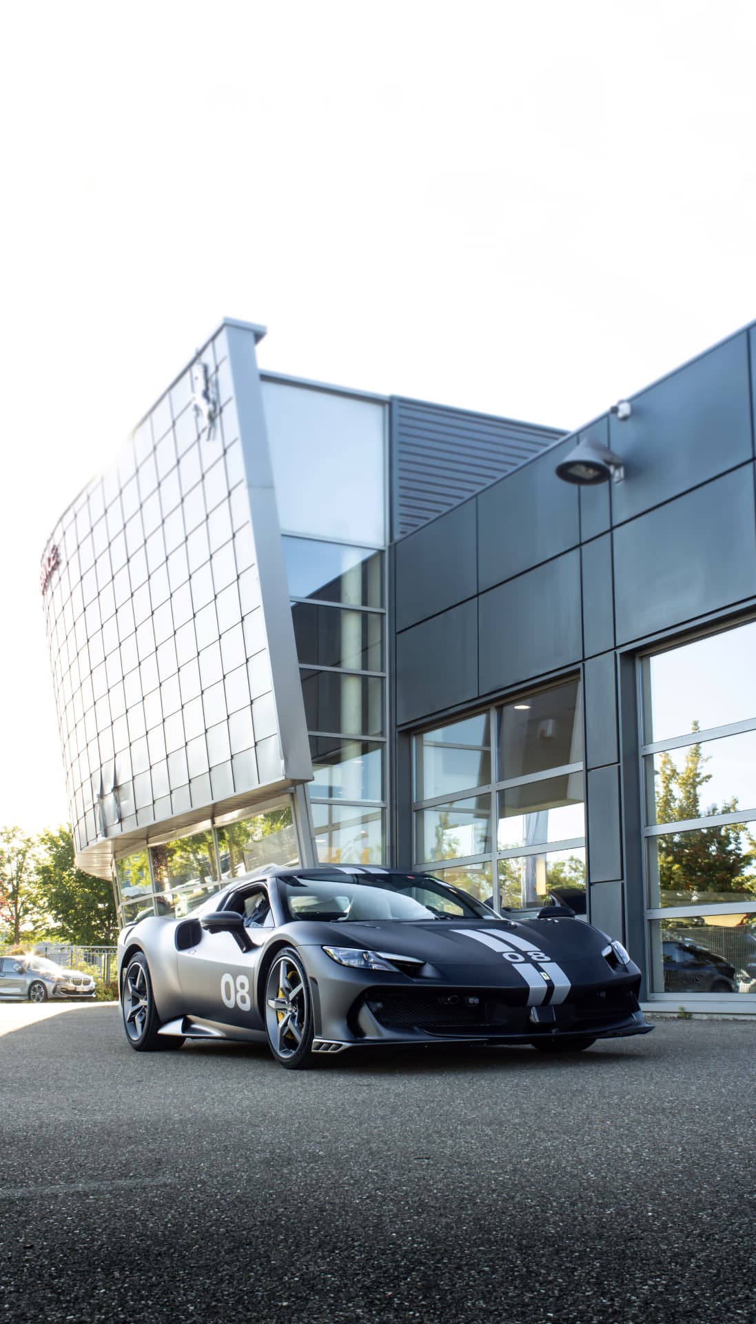 Trois-quarts avant devant les locaux Ferrari
