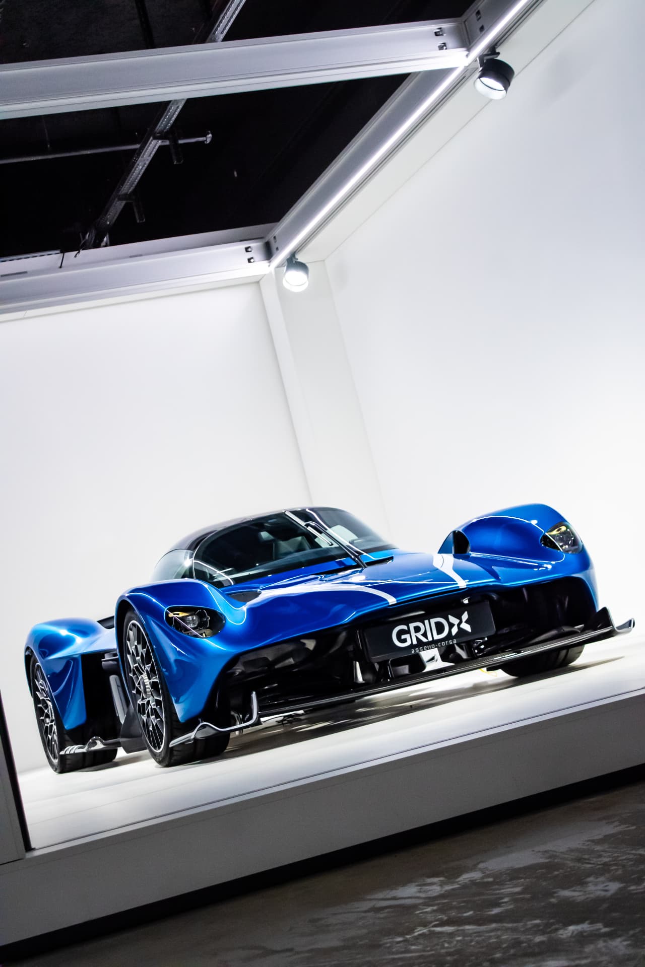 Aston Martin Valkyrie Spider bleue à GRID X