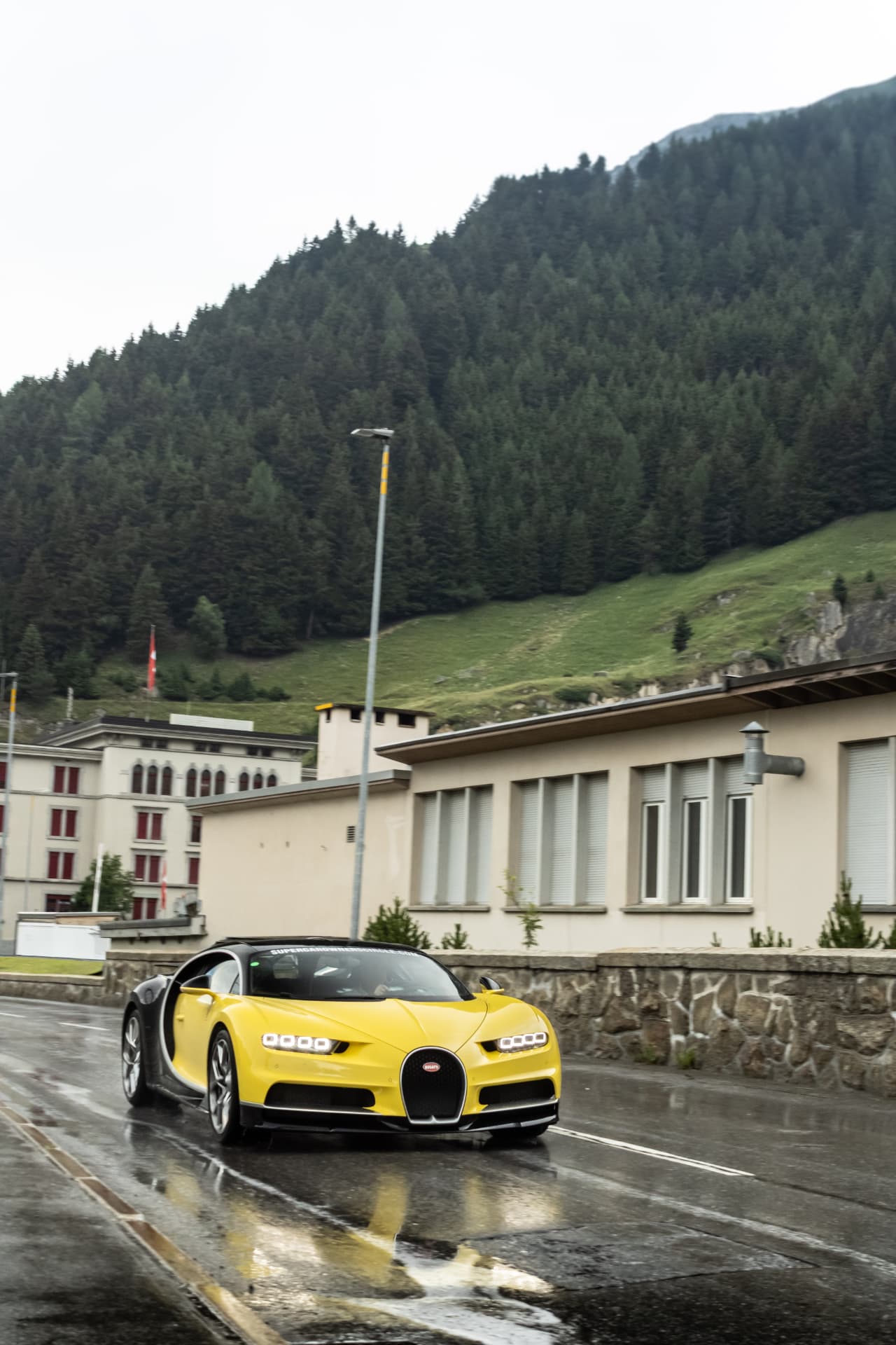 Bugatti Chiron jaune de face sur chaussée mouillée