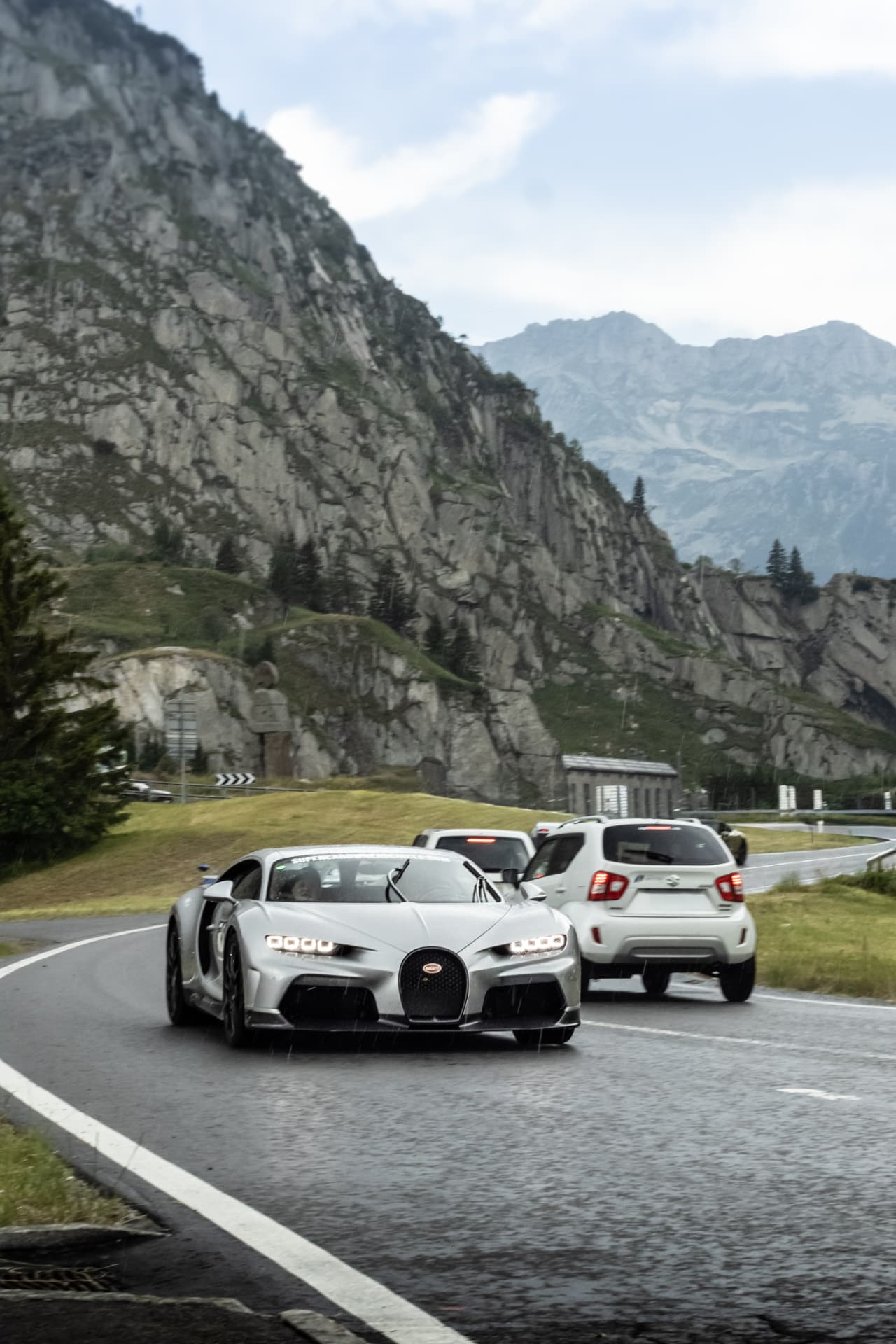 Bugatti Chiron Super Sport argentée en mouvement