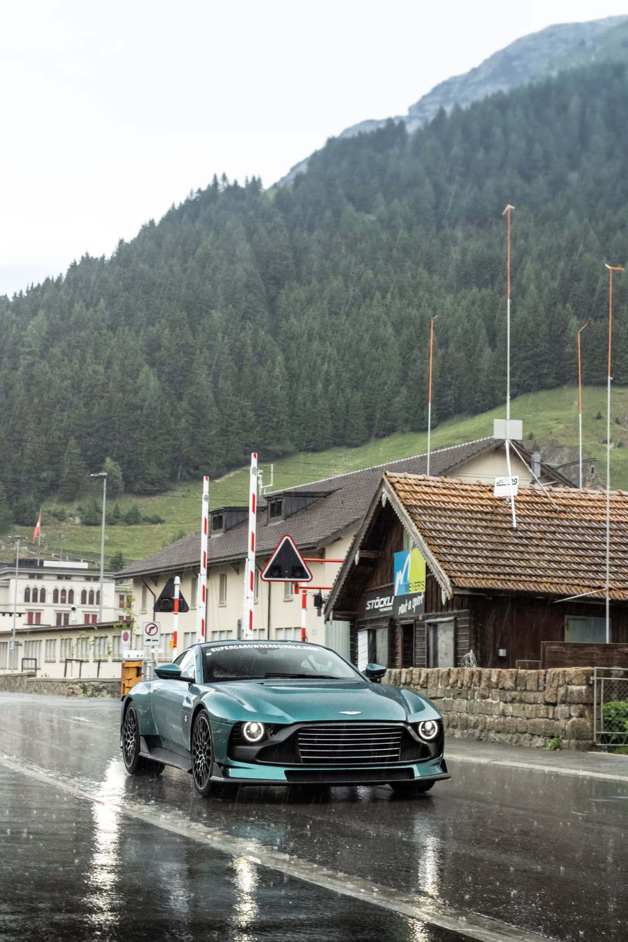 Aston Martin Valour vert foncé sous la pluie