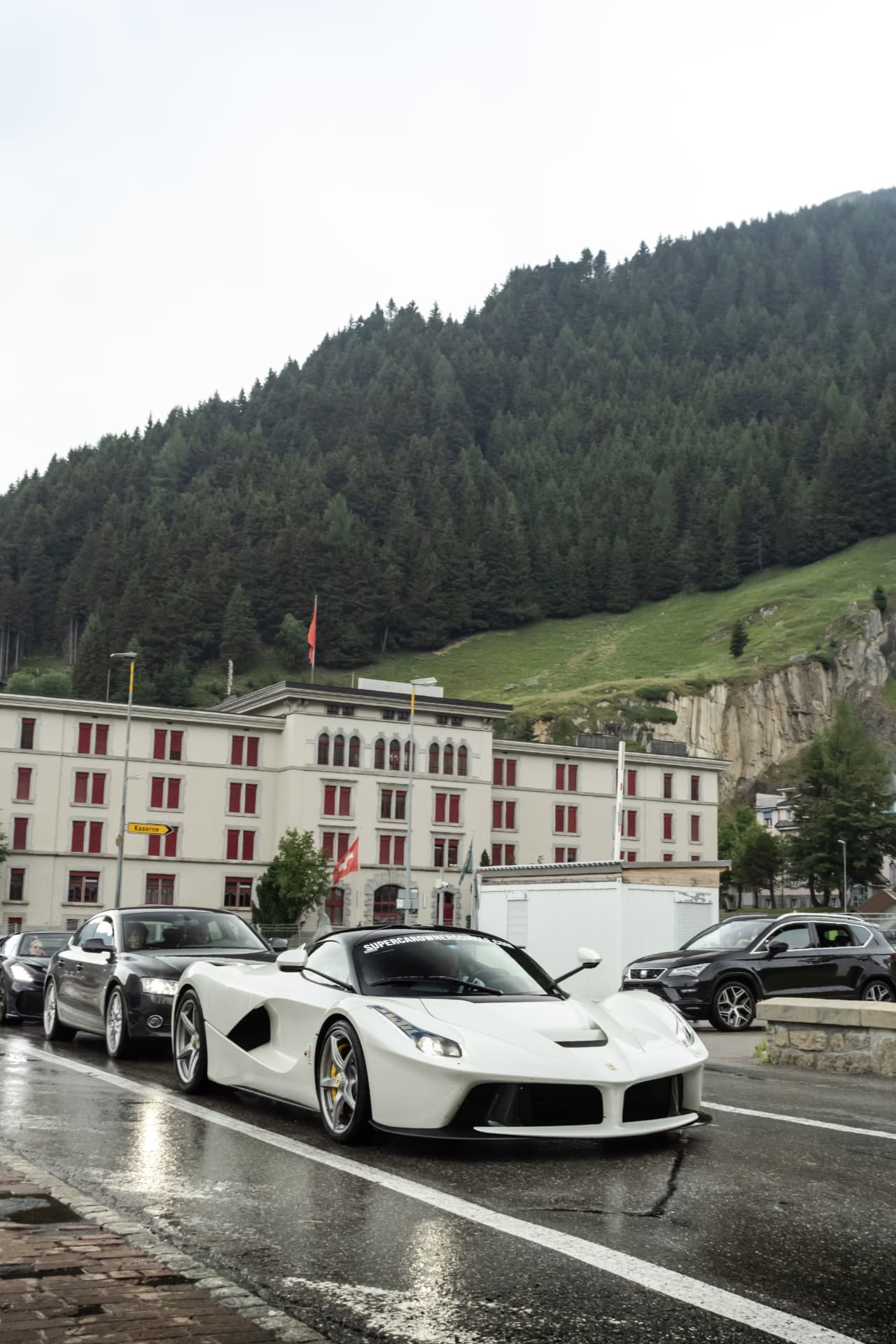 Ferrari LaFerrari blanche de face
