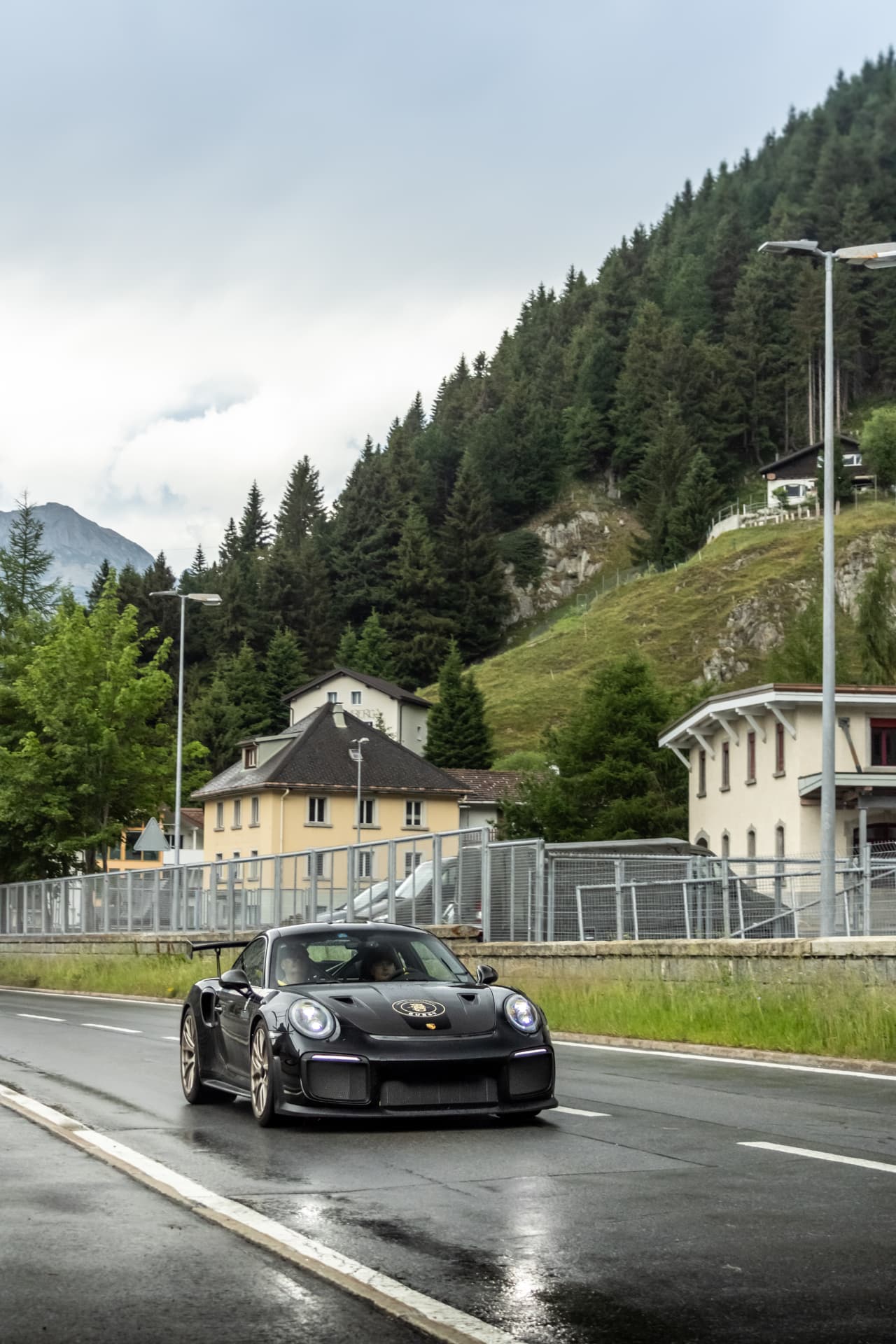 Porsche GT2 RS noire de face sur route alpine