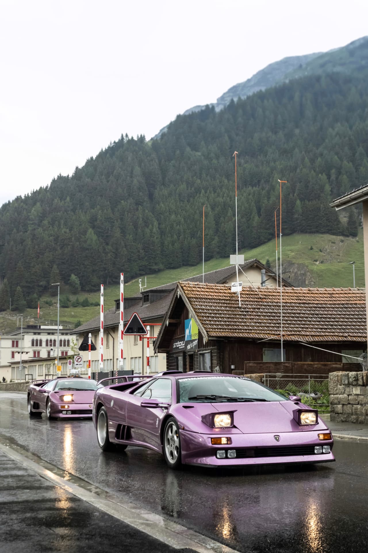 Lamborghini Diablo SE30 violette de face