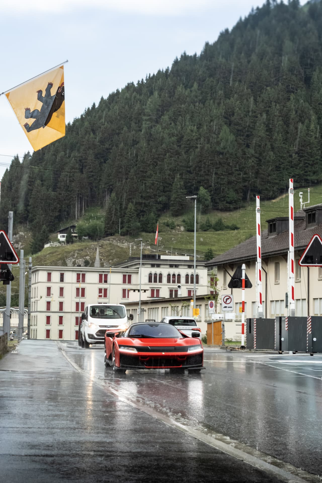 Ferrari F80 de face sur chaussée humide