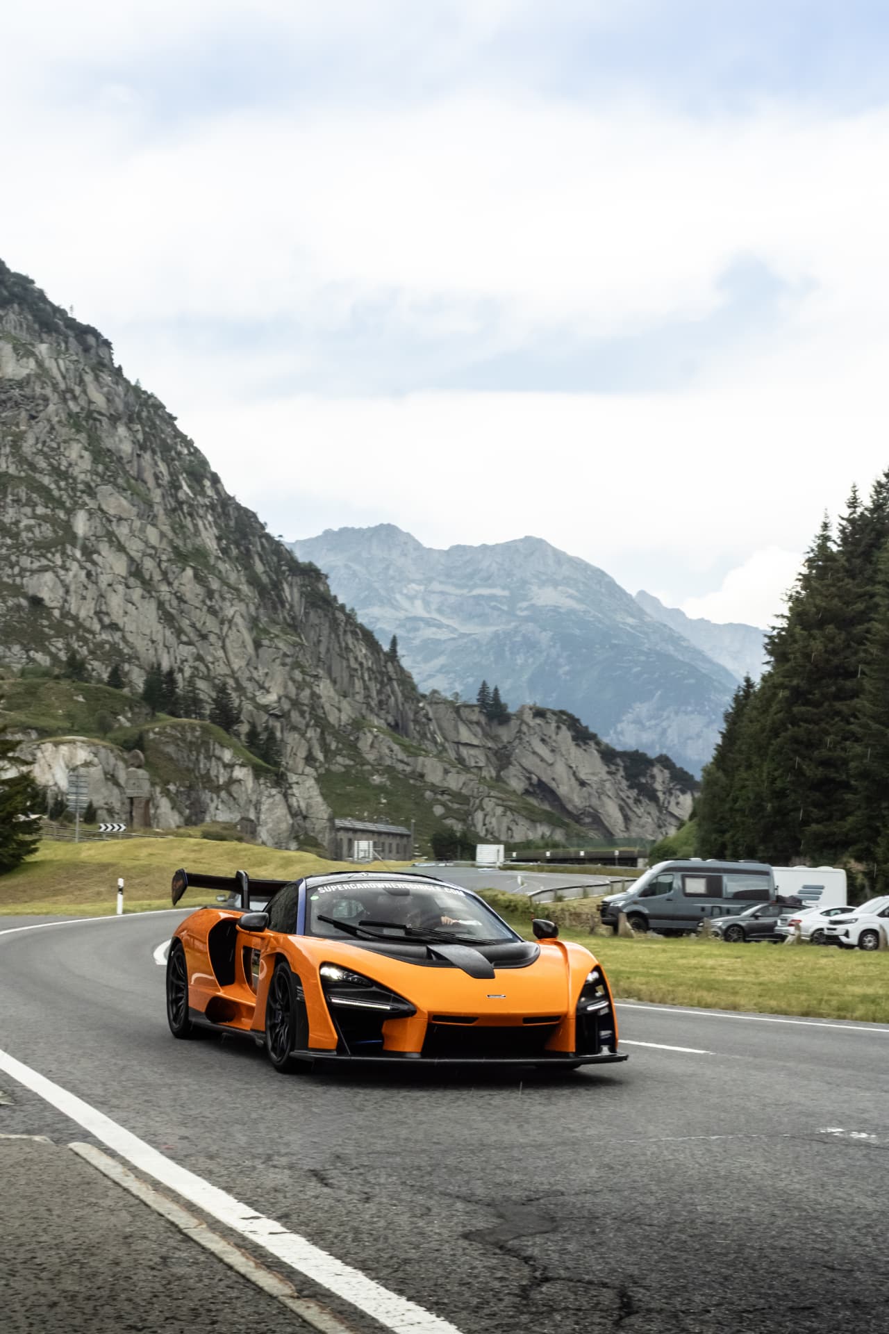 McLaren Senna orange sur route de montagne