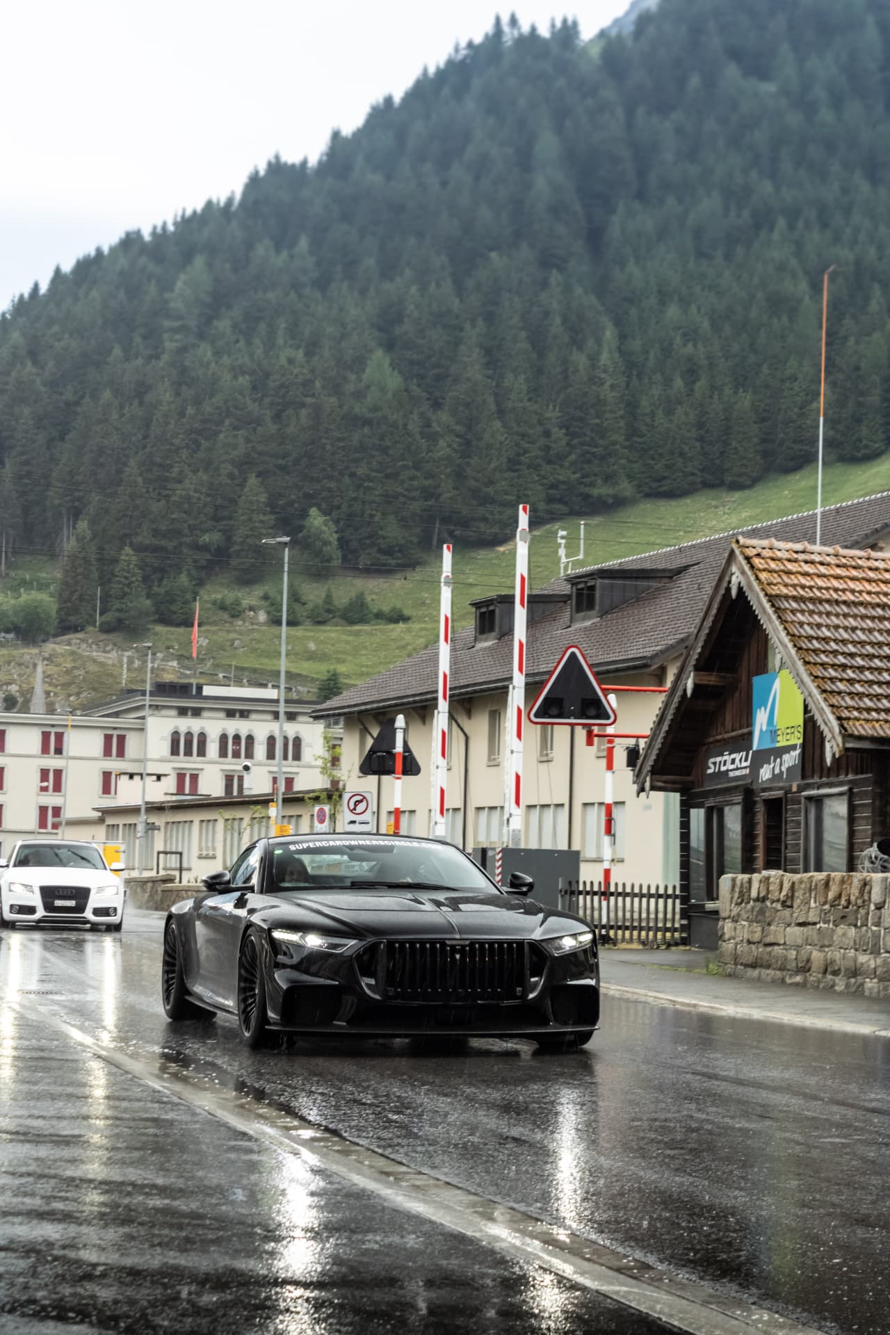 Berline Brabus de face sous la pluie