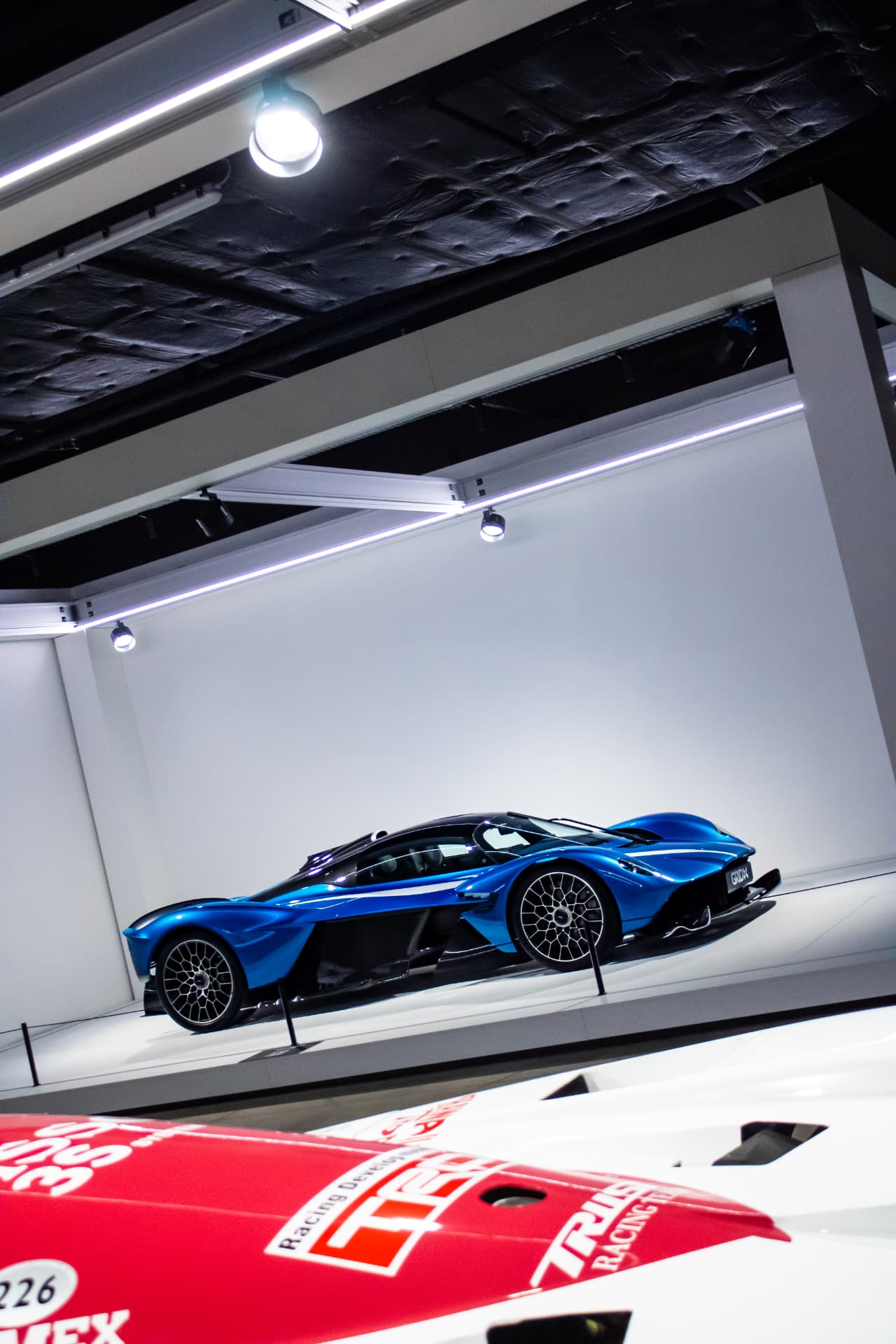 Aston Martin Valkyrie Spider bleue à GRID X