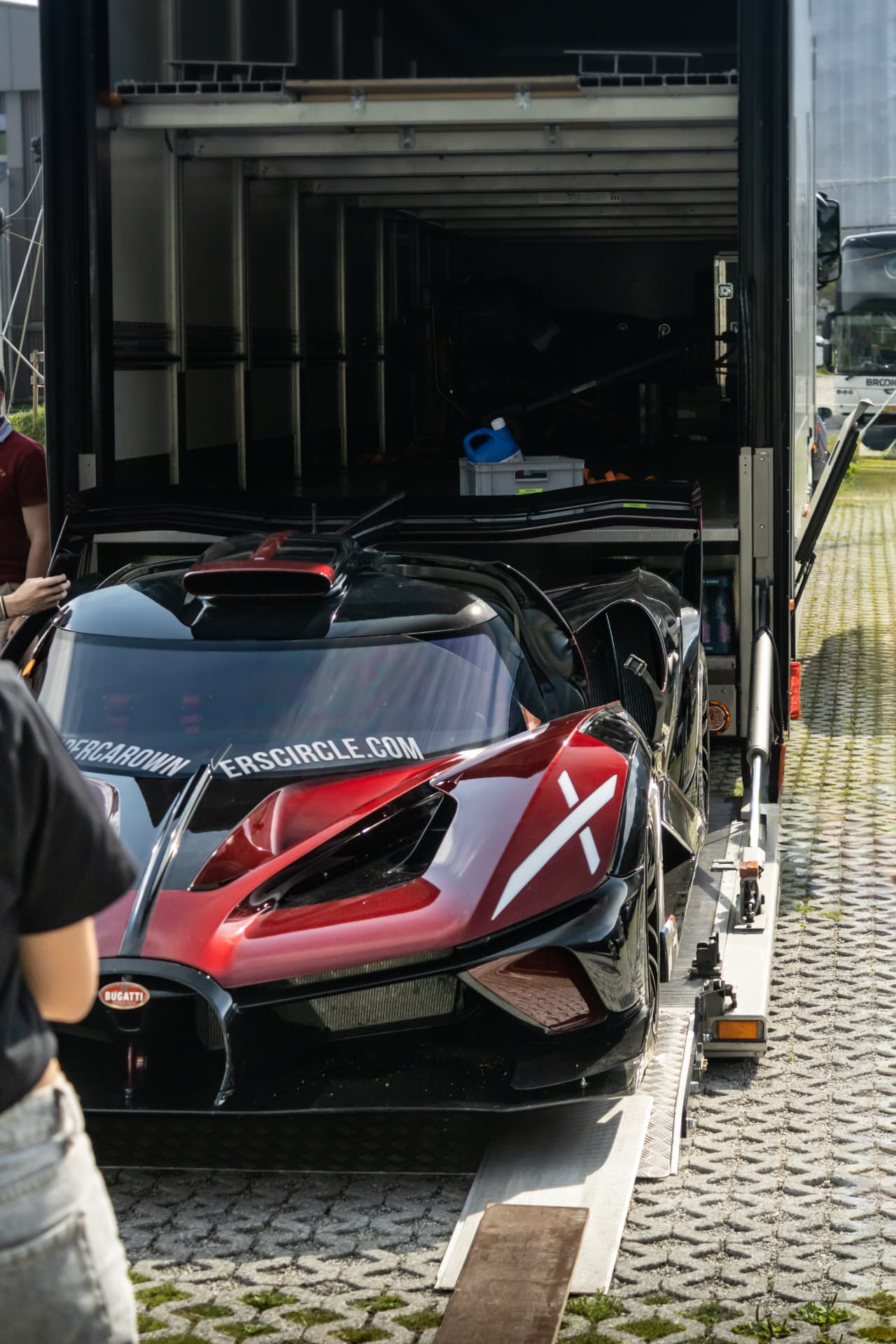 Avant de la Bugatti Bolide en sortie de camion