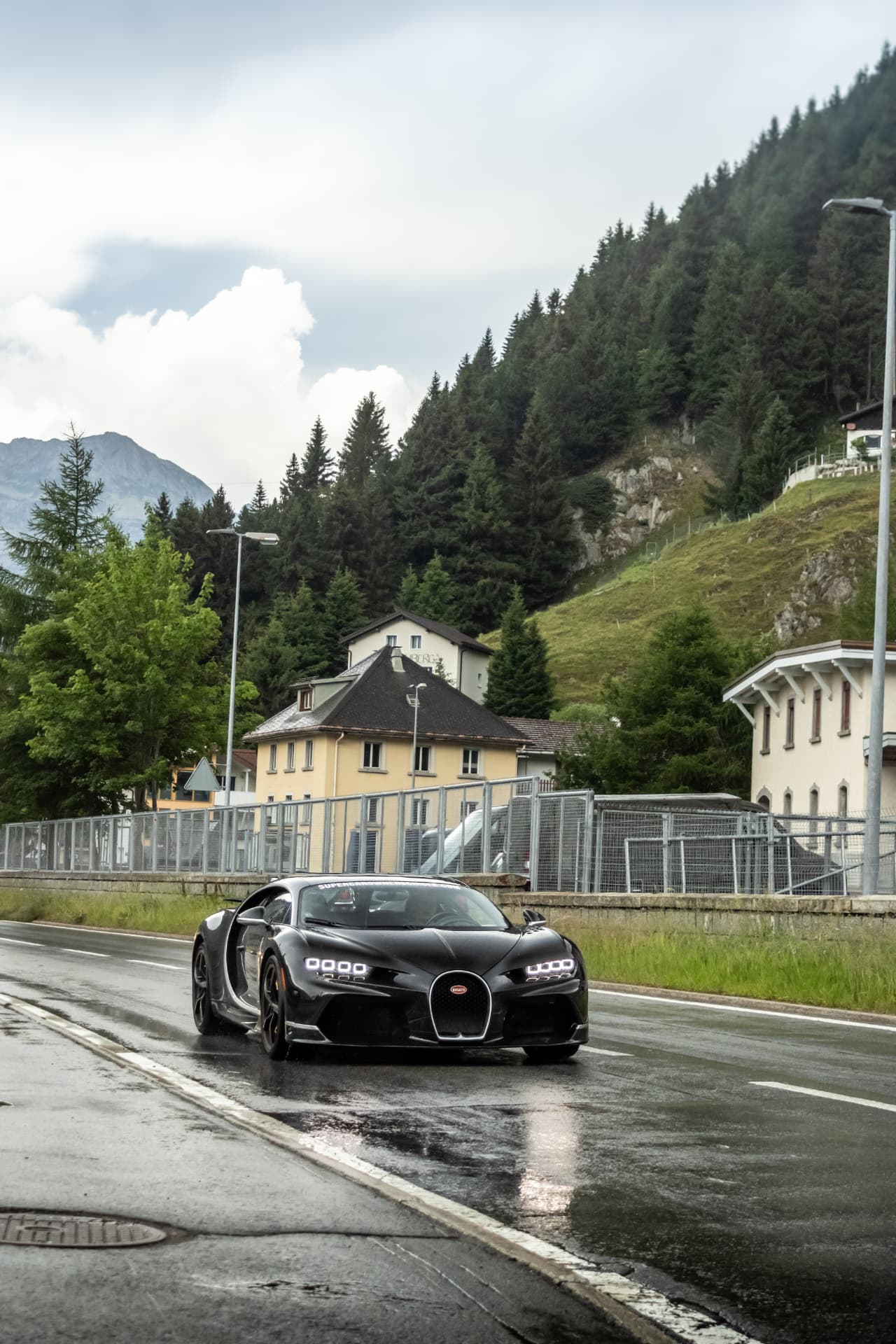 Bugatti Chiron Super Sport noire de face