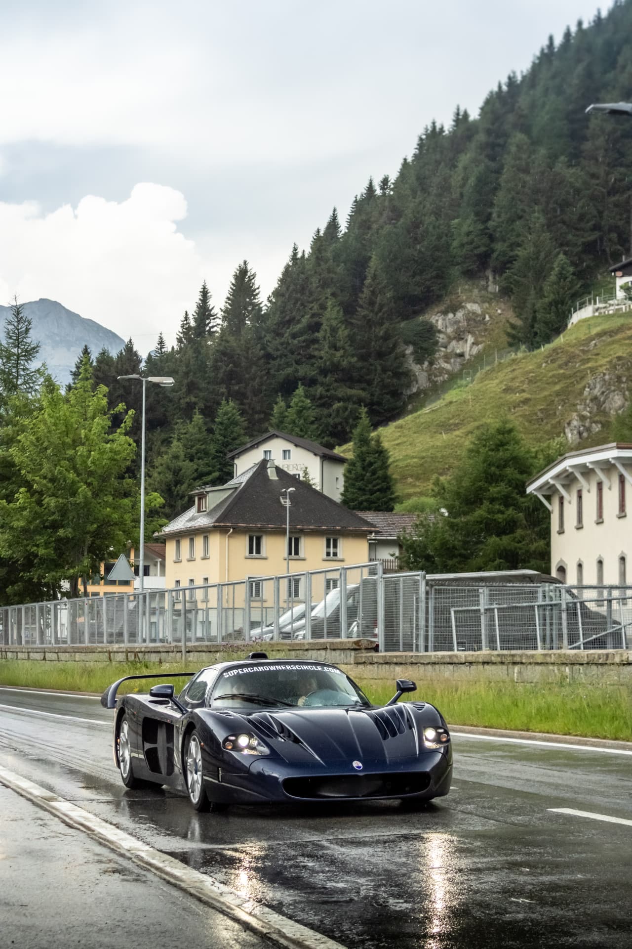 Maserati MC12 noire de face sous la pluie