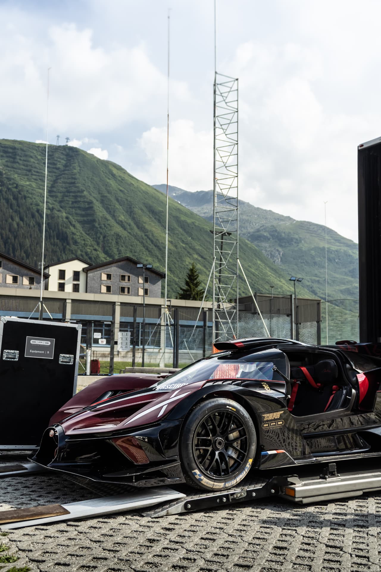 Bugatti Bolide de profil sur le plateau, pilote à bord