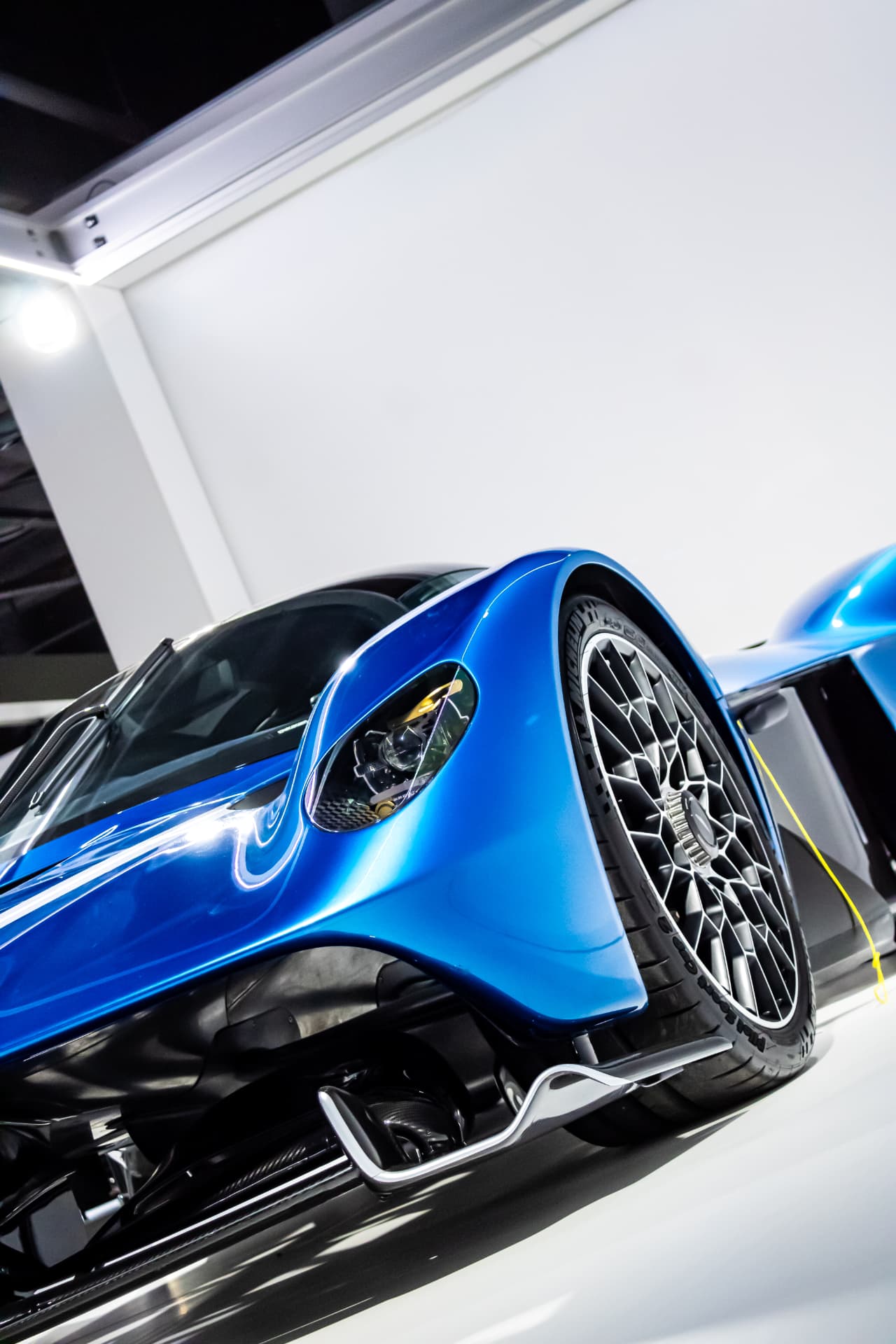 Aston Martin Valkyrie Spider bleue à GRID X