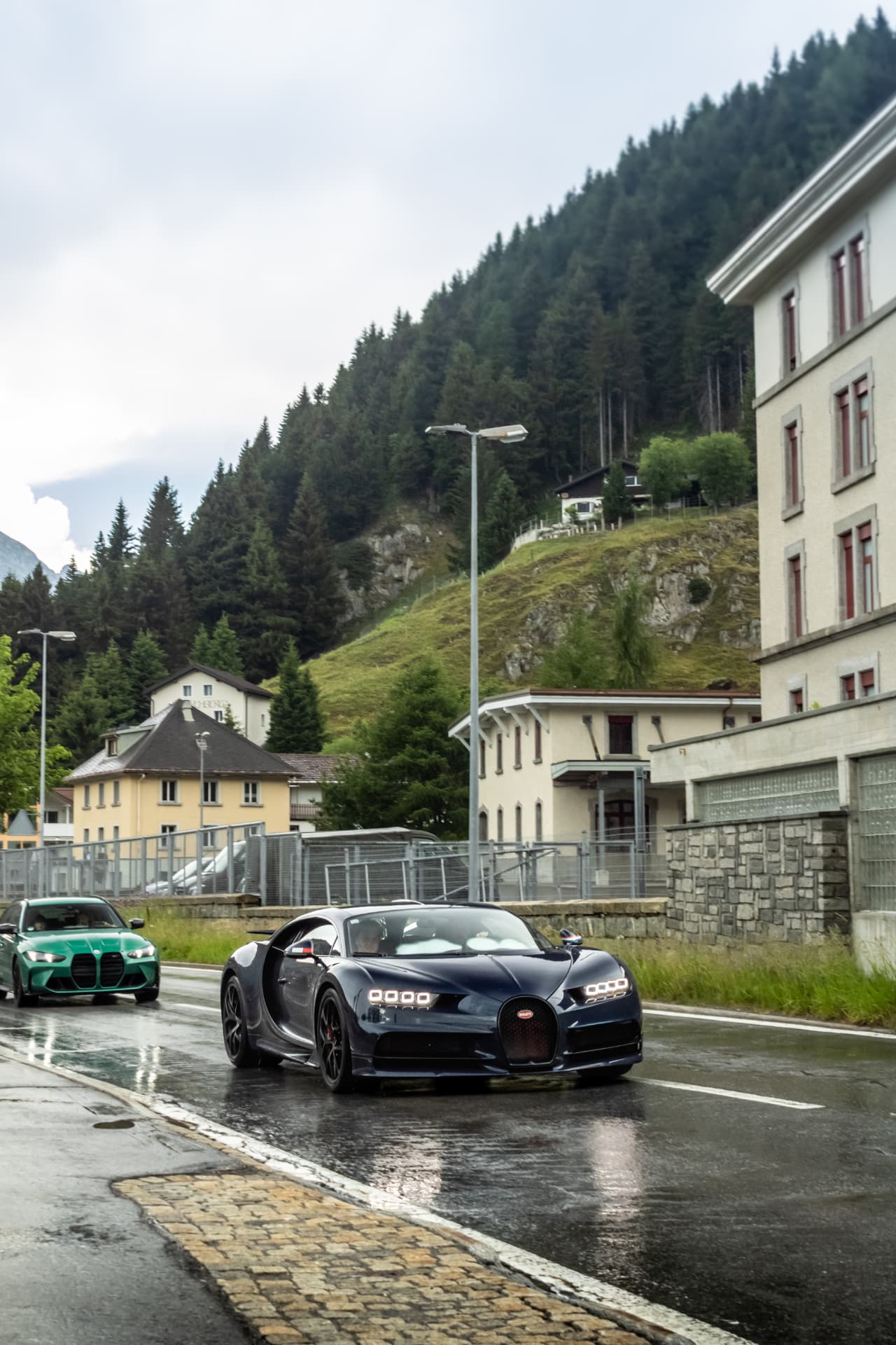 Bugatti Chiron Sport bleu foncé de face