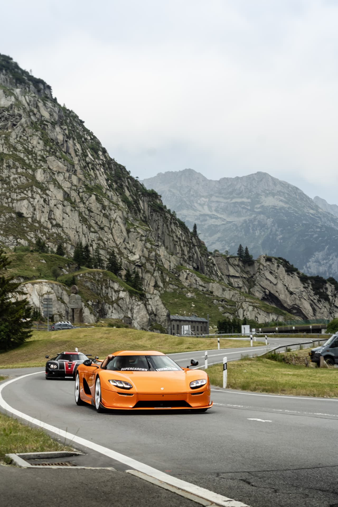 Koenigsegg CC850 en mouvement devant les montagnes