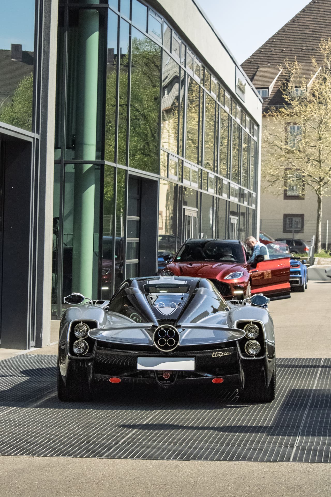Pagani Utopia de face sur le parking