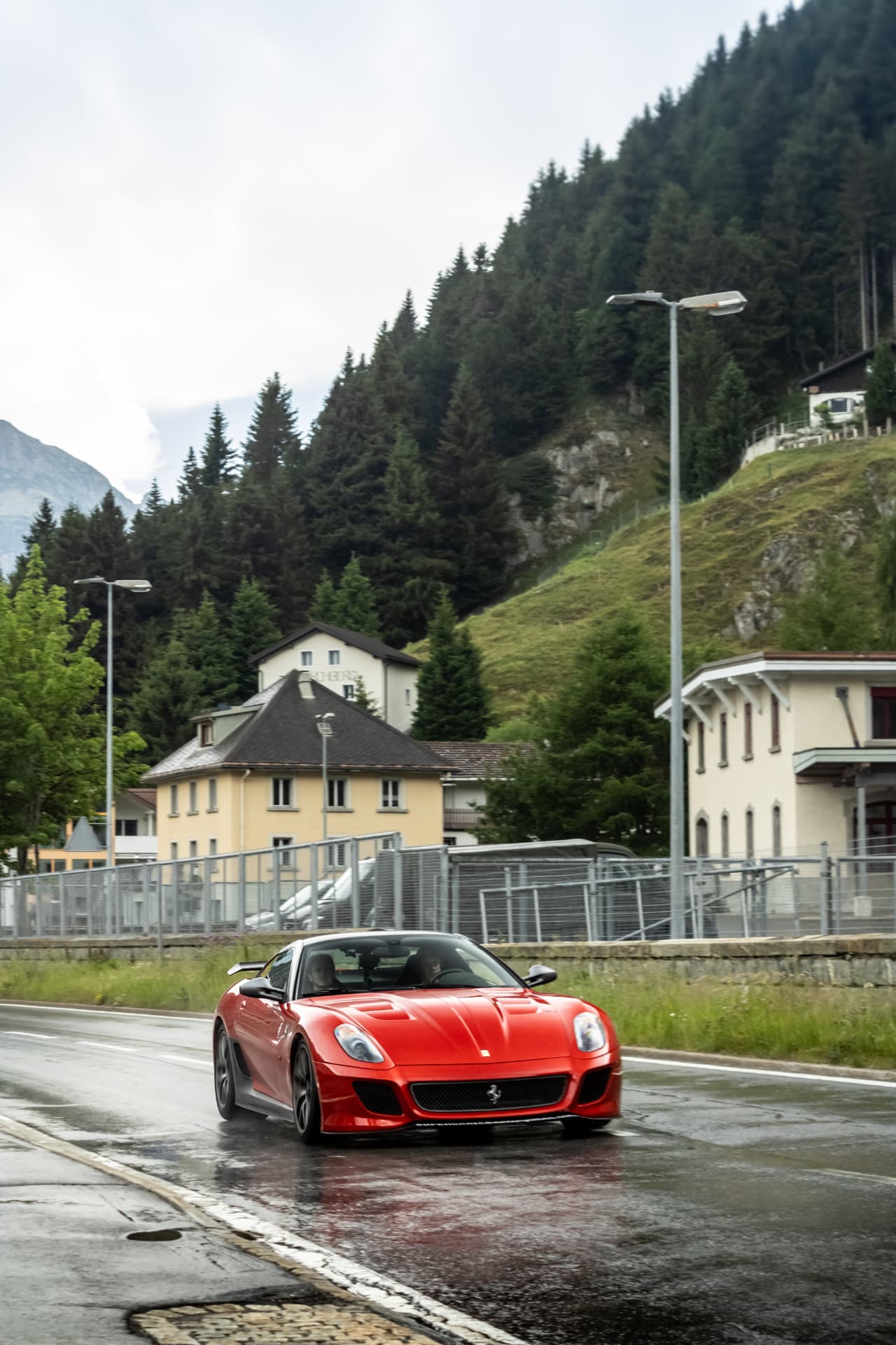 Ferrari 599 GTO rouge sous la pluie