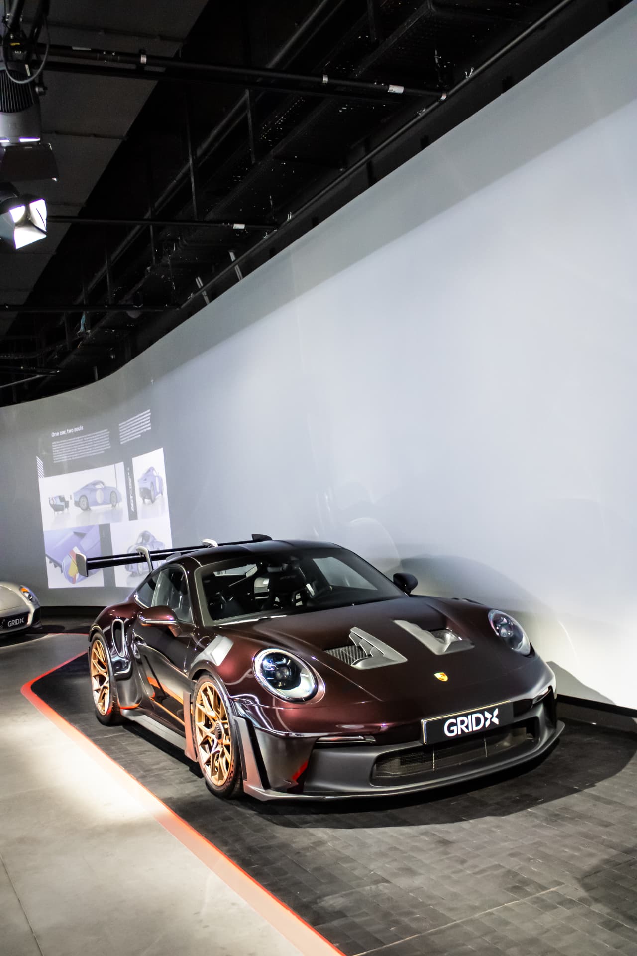 Porsche 992 GT3 RS bordeaux à GRID X