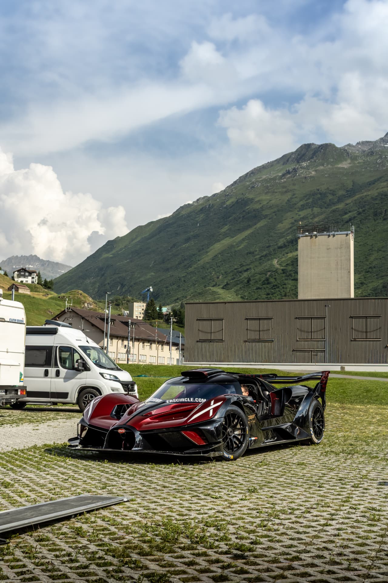 Bugatti Bolide en trois-quarts avant, pilote à bord