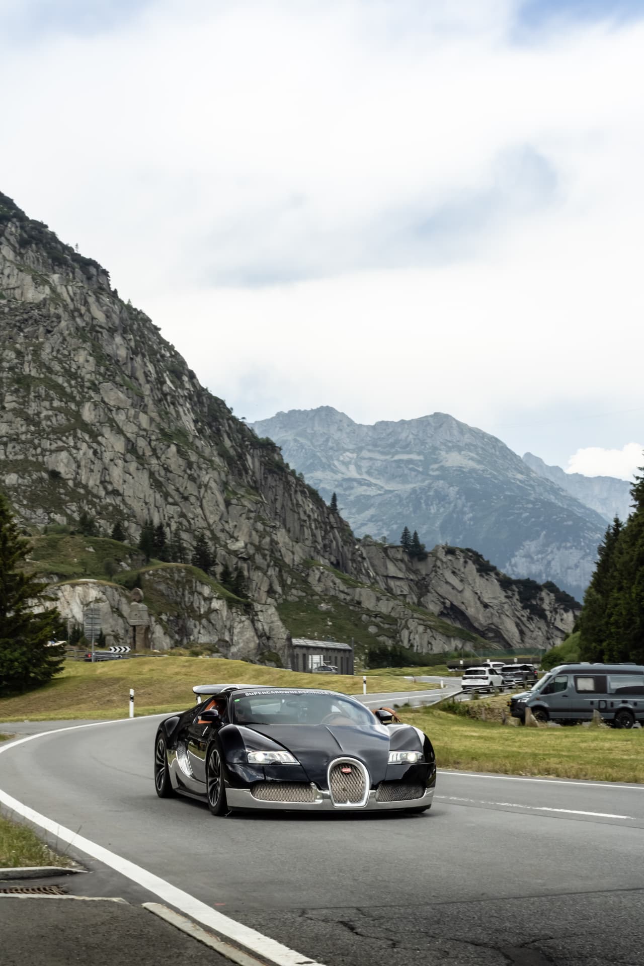 Bugatti Veyron Grand Sport noire sur route alpine