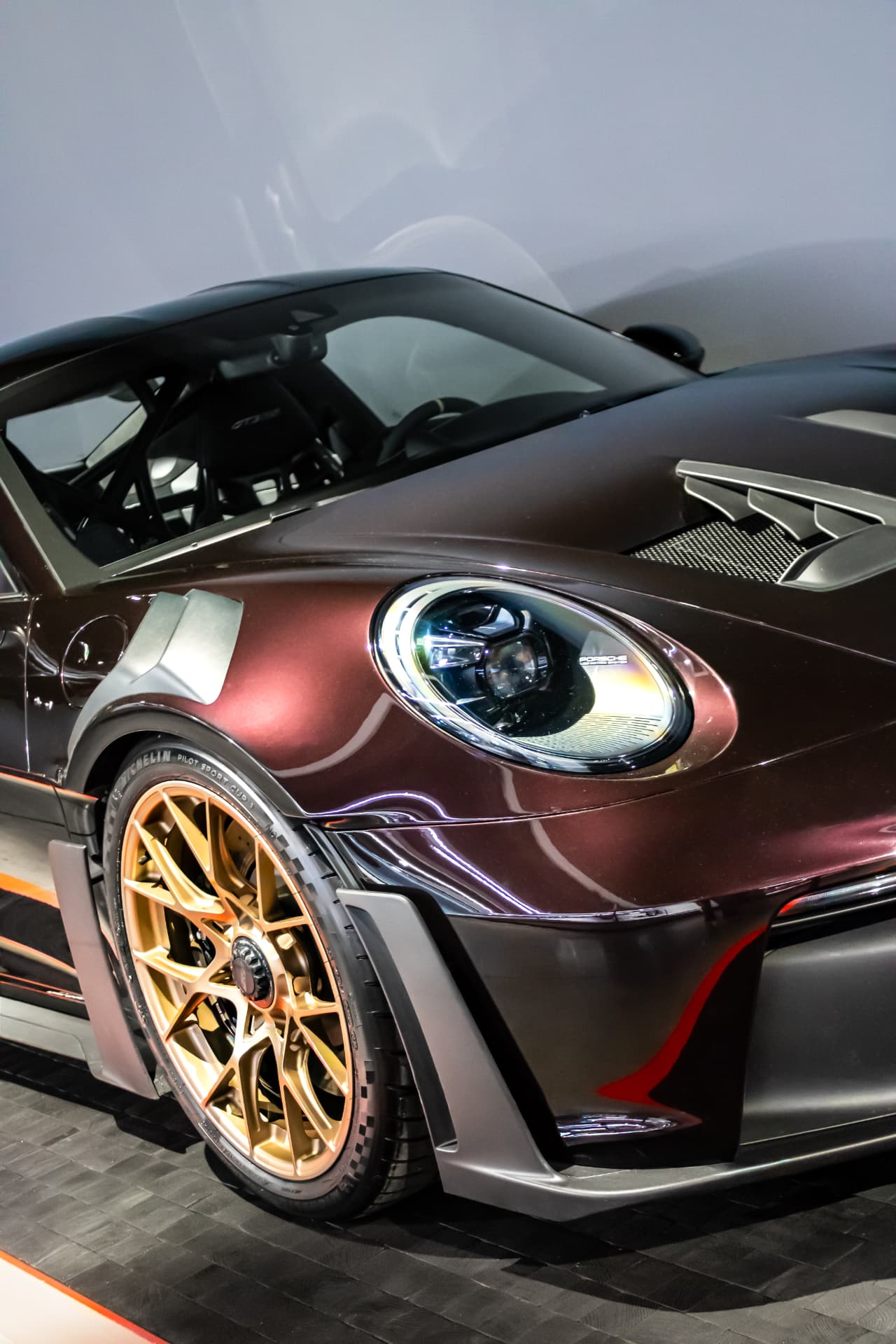 Détail de la Porsche 992 GT3 RS bordeaux à GRID X