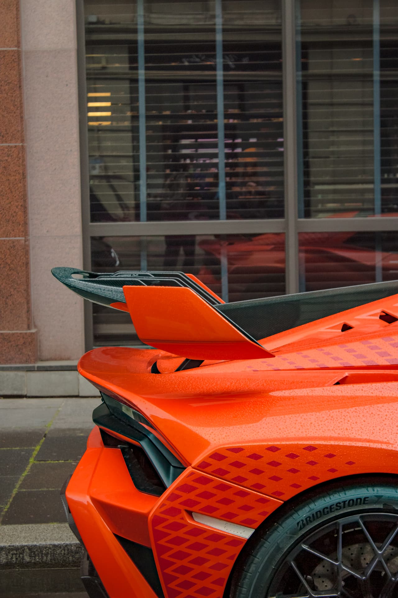 Aileron arrière et roue de la Huracán STO