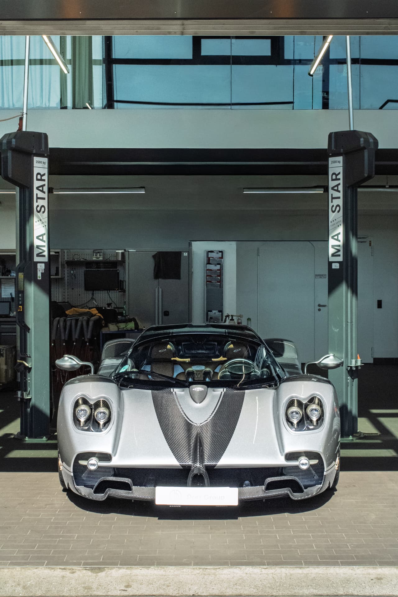 Pagani Utopia argentée de face dans l'atelier