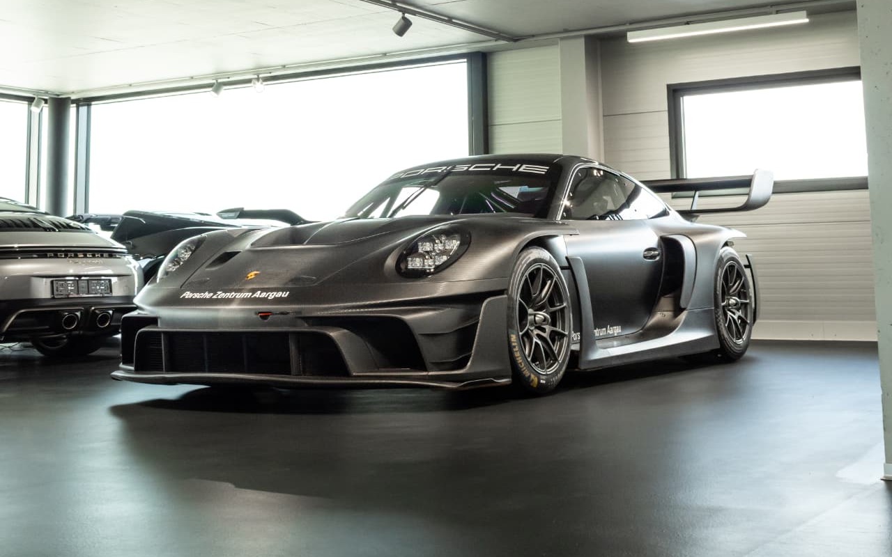 Porsche 911 GT3 R Rennsport en trois-quarts avant au Porsche Zentrum Aargau