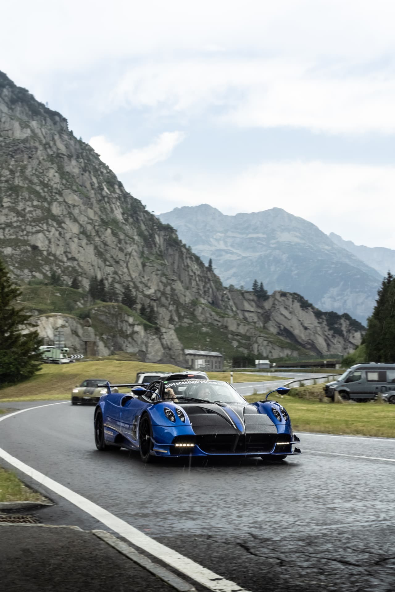 Pagani Huayra BC Roadster sur route alpine
