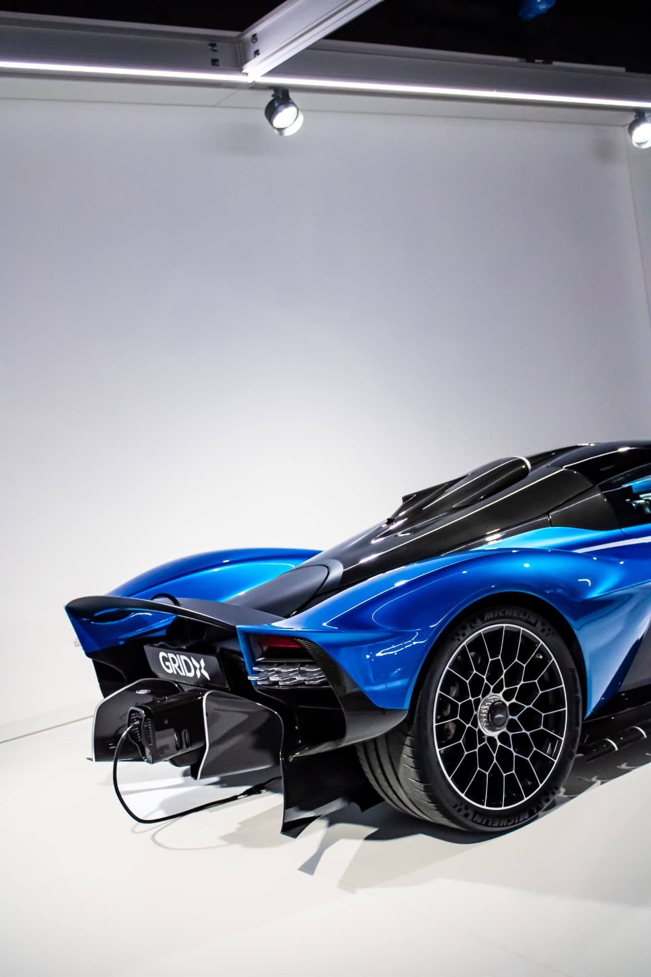 Aston Martin Valkyrie Spider bleue à GRID X