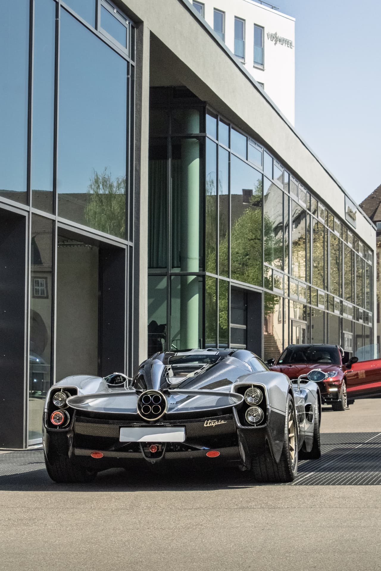 Arrière de la Pagani Utopia devant le bâtiment